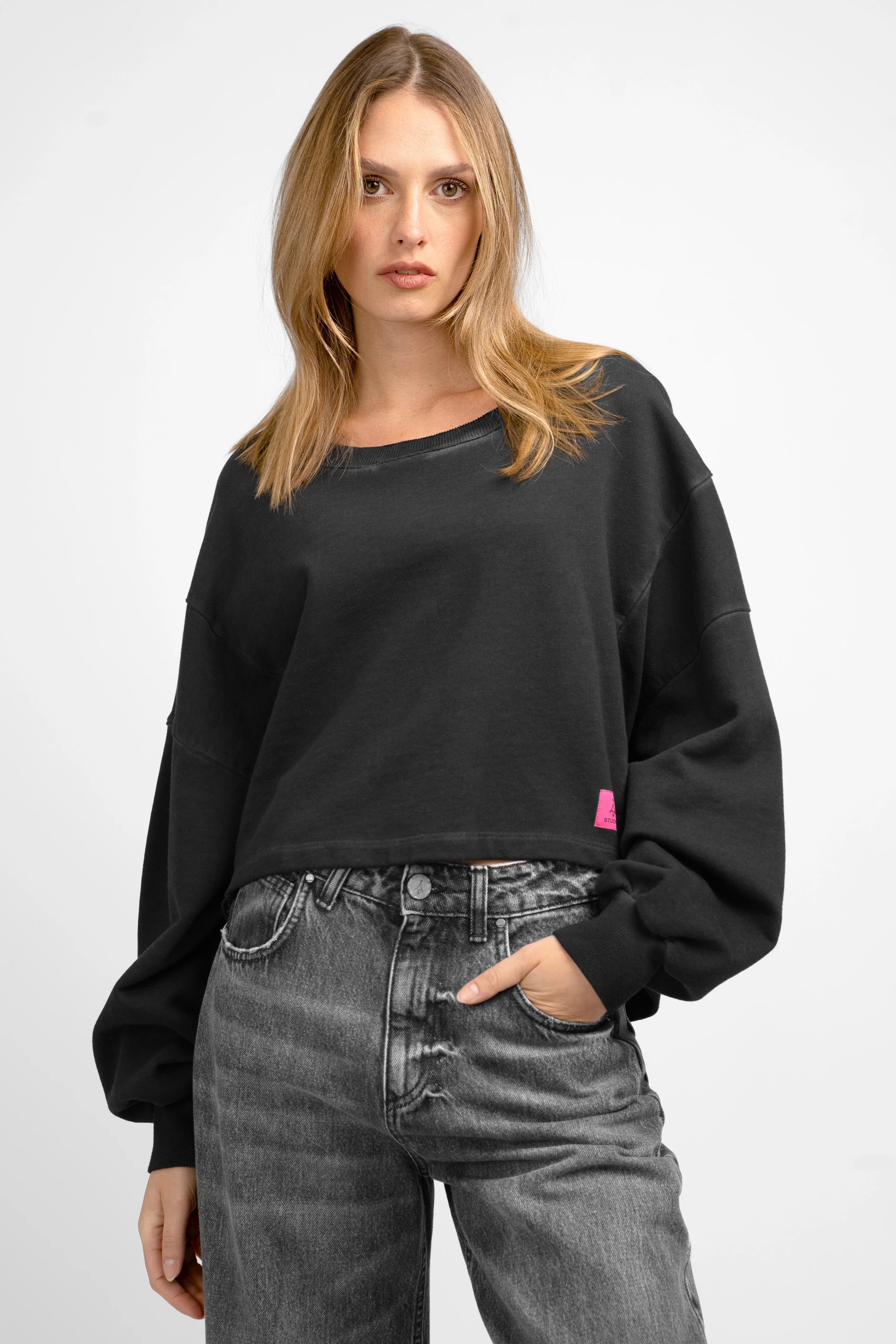 KERY Cropped Sweater in oversized fit with cold-washed cotton, U-boat neckline, dropped shoulders, pink logo patch, and longer back hem.