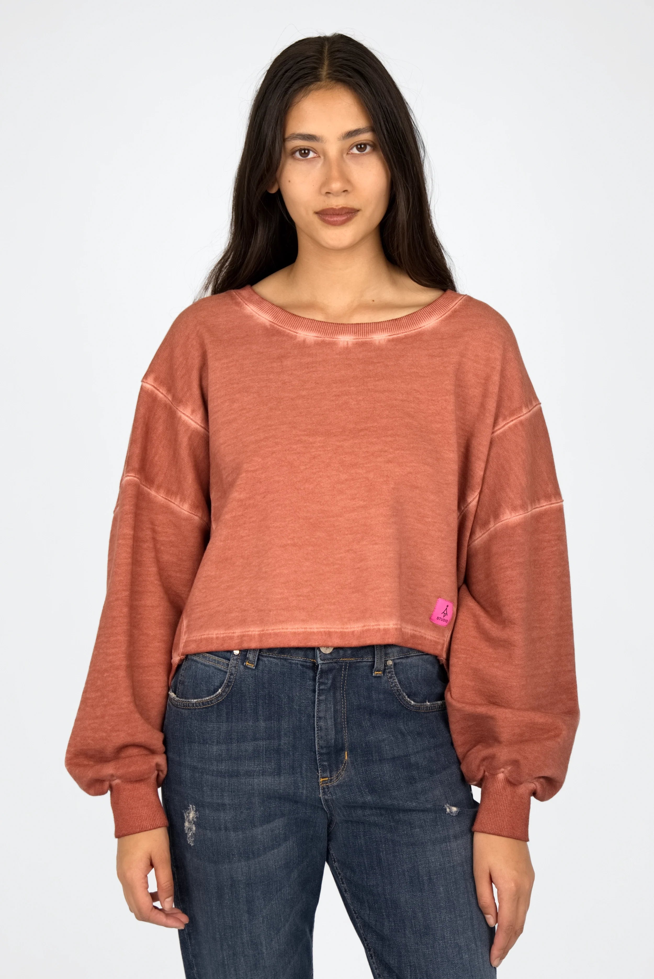 KERY Cropped Sweater aus cold-washed Baumwolle mit oversized Passform und U-Boot-Ausschnitt in Rostrot