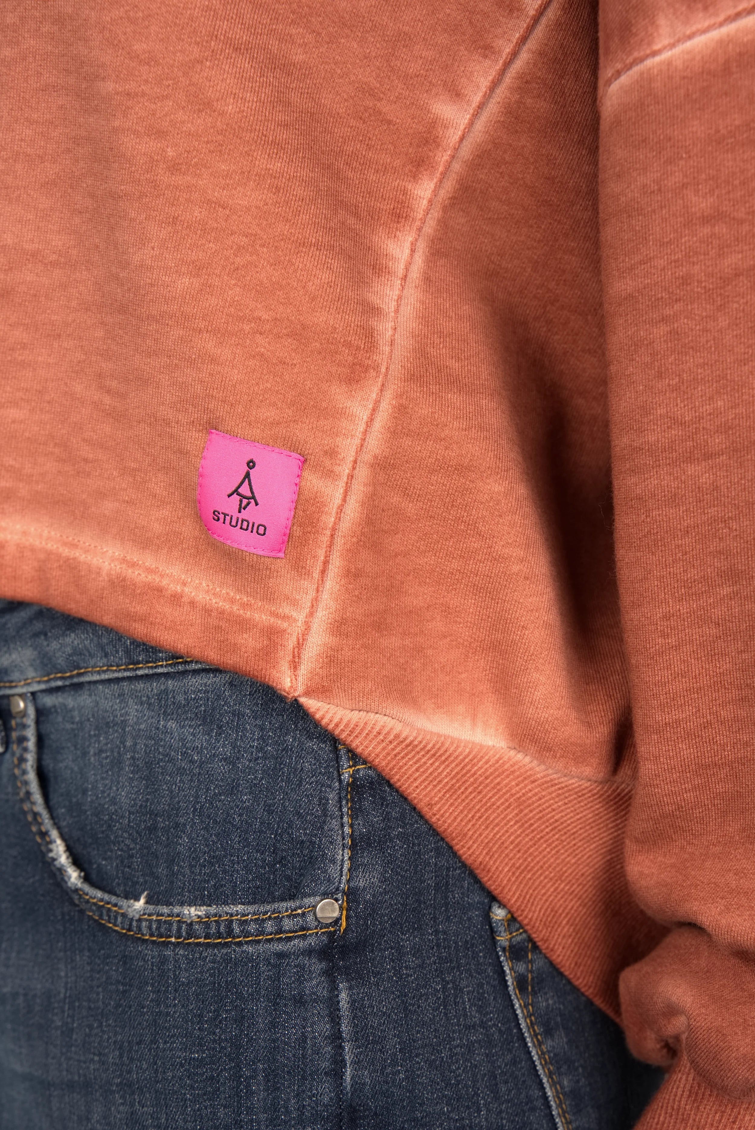 KERY Cropped Sweater in Cold-Wash Baumwolle mit oversized Passform und pinkem STUDIO Logo-Patch