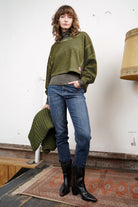 Damen KERY Cropped Sweater in Olivegrün mit oversized Schnitt und U-Boot-Ausschnitt