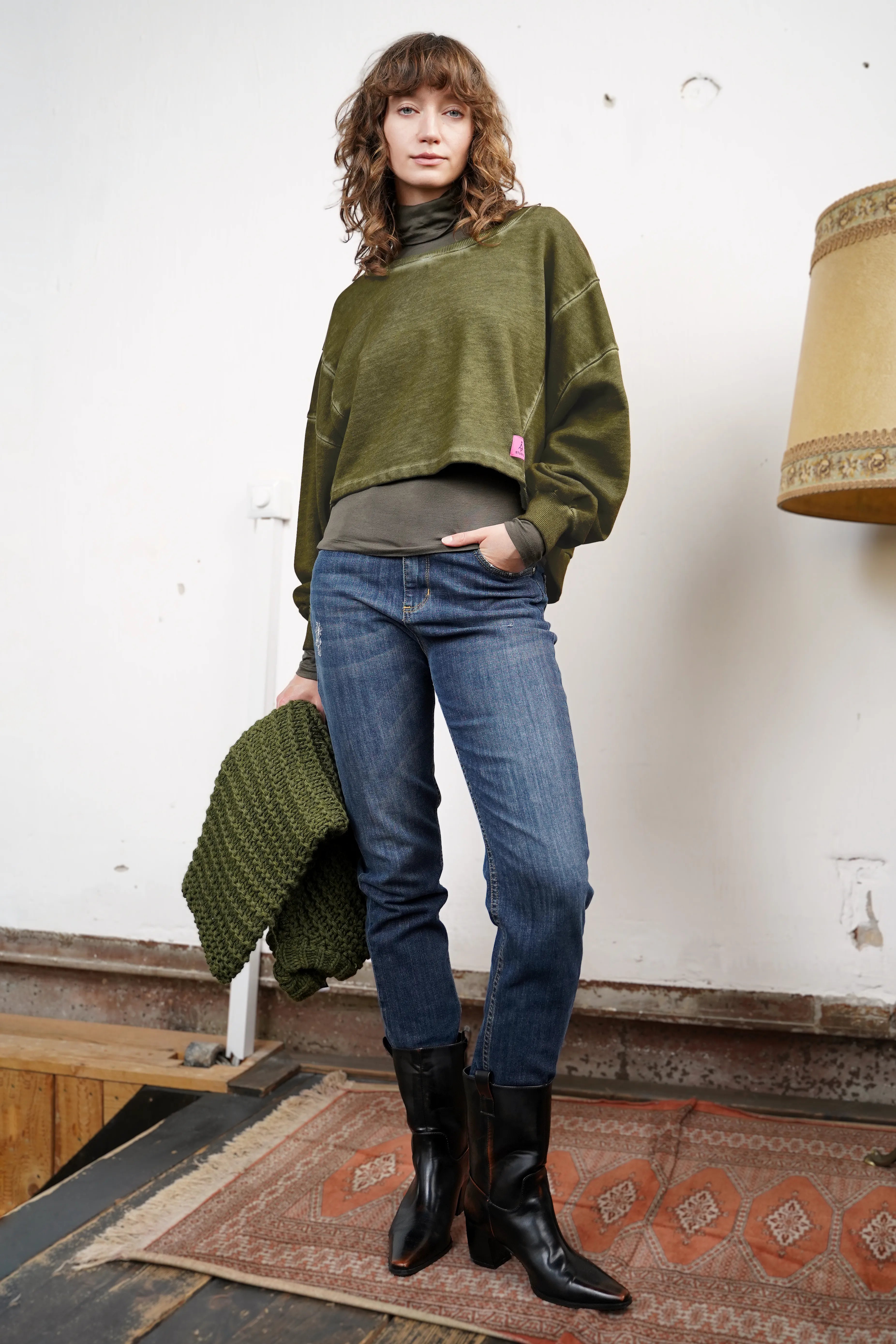 Damen KERY Cropped Sweater in Olivegrün mit oversized Schnitt und U-Boot-Ausschnitt