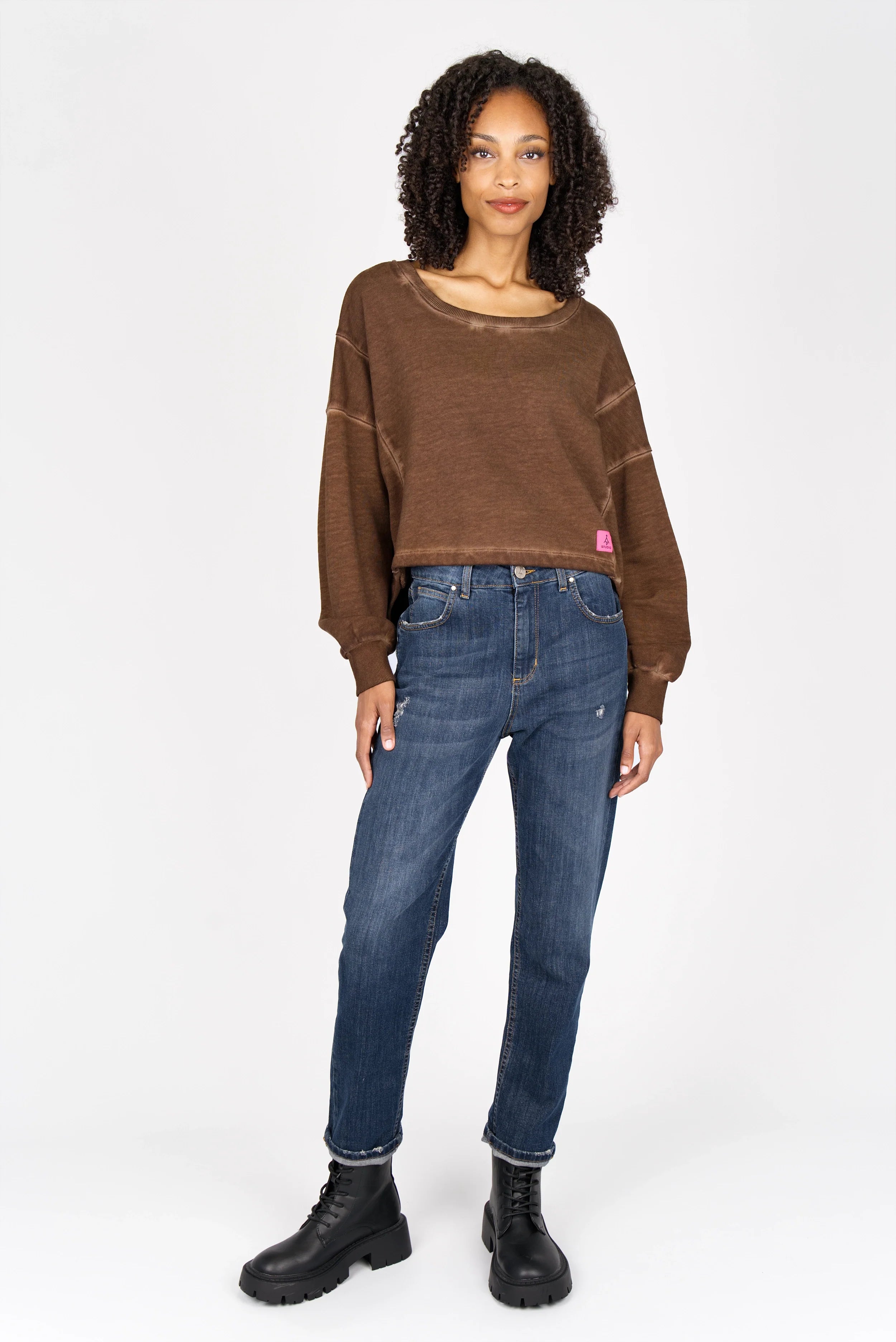 KERY Cropped Sweater oversized fit brown cold-washed cotton with U-boat neckline and pink logo patch