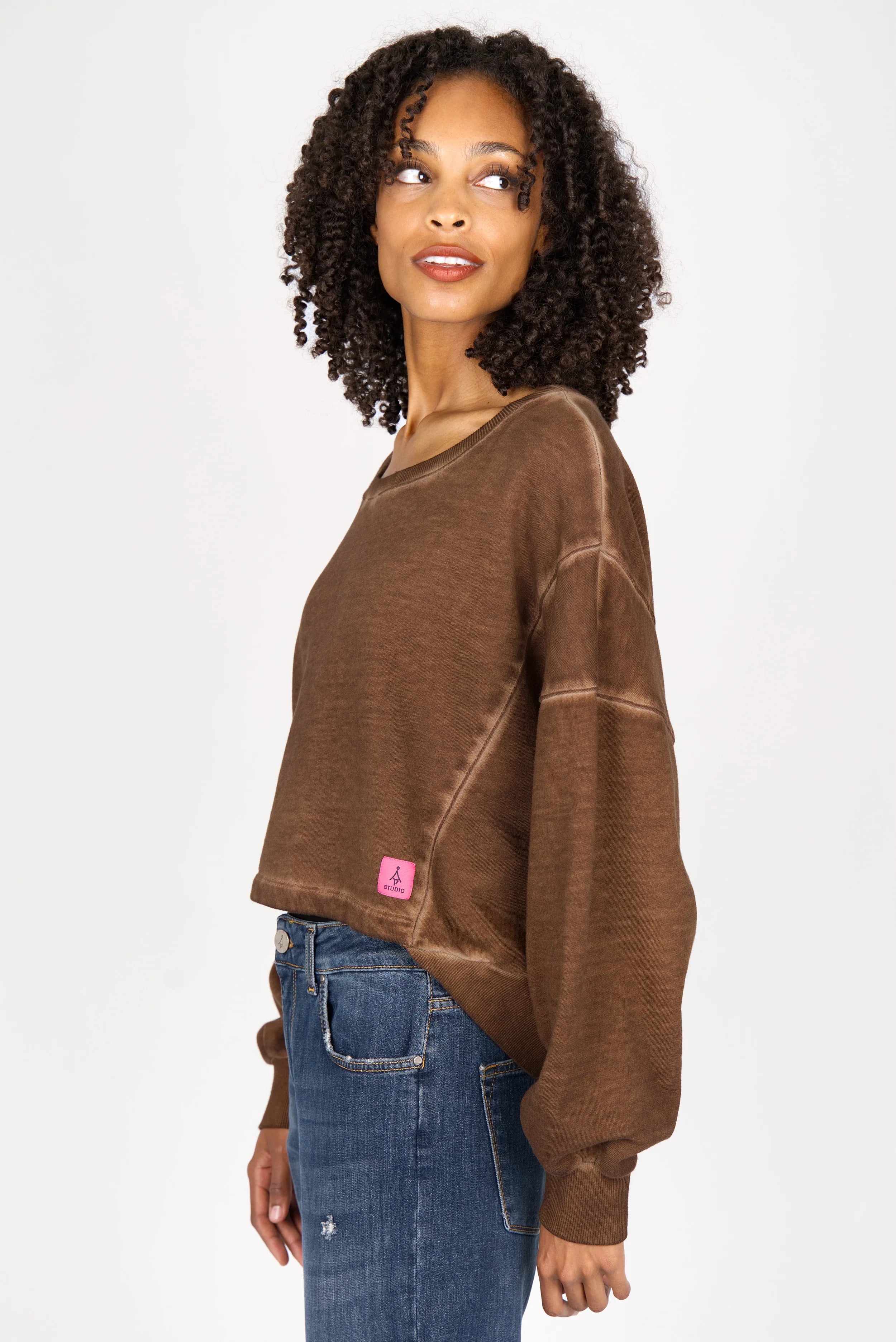 KERY Cropped Sweater oversized fit with U-boat neckline and pink logo patch in brown cold-wash cotton
