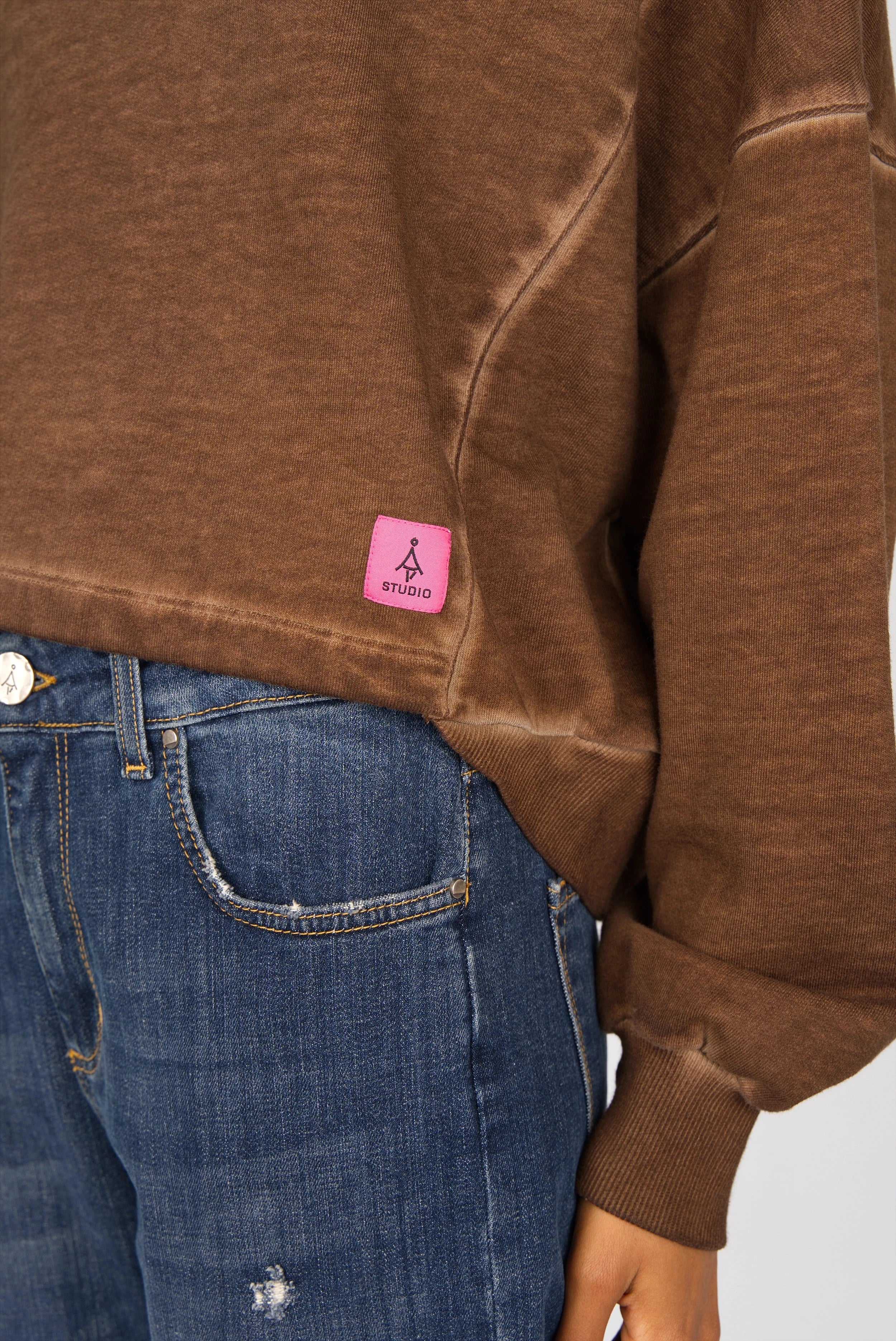 KERY Cropped Sweater in brown cold-washed cotton with oversized fit, U-boat neckline, dropped shoulders, and pink STUDIO logo patch.