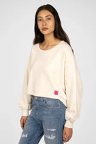 KERY Cropped Sweater aus Baumwolle mit U-Boot-Ausschnitt, oversized Fit und pinkem STUDIO Logo-Patch