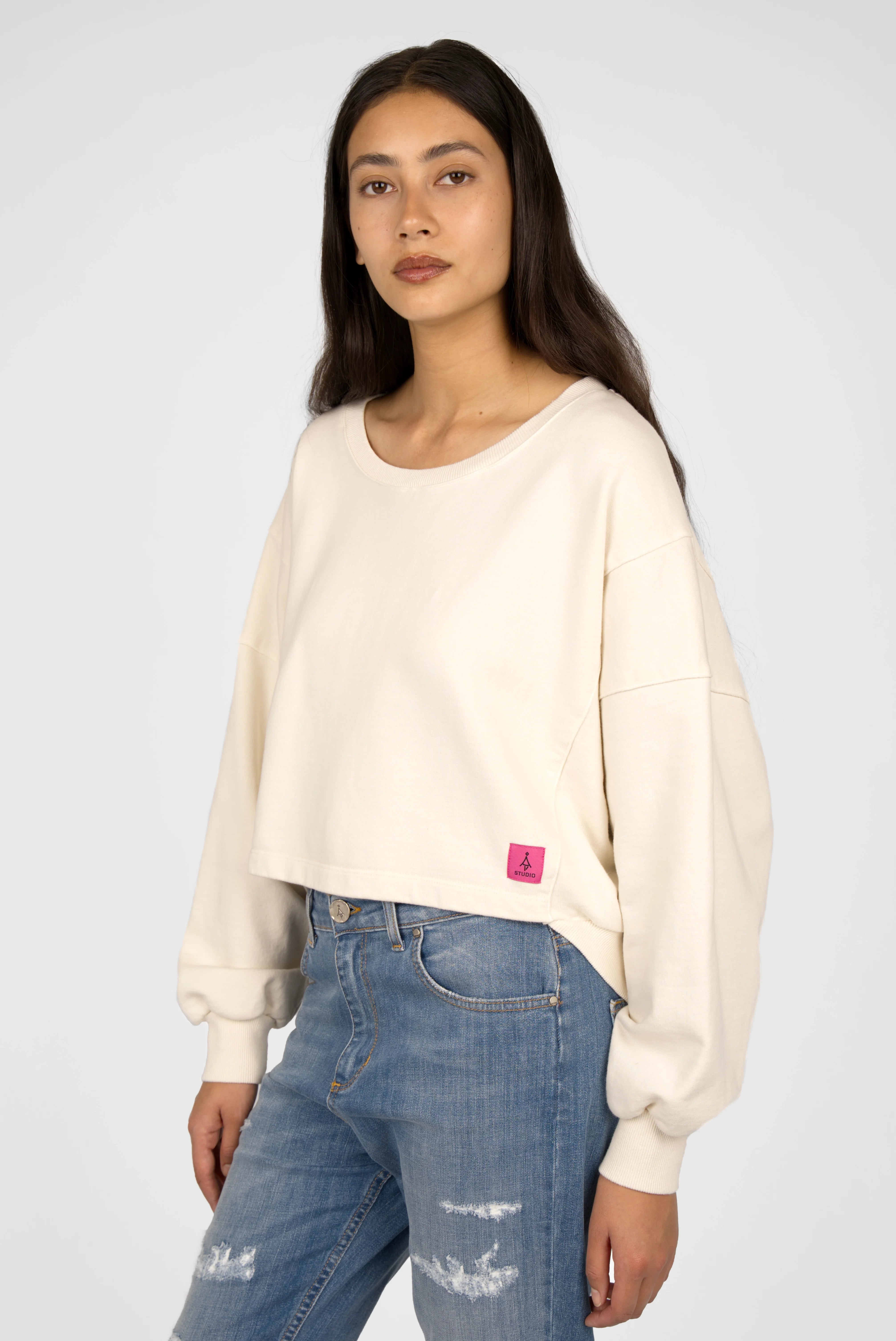 KERY Cropped Sweater aus Baumwolle mit U-Boot-Ausschnitt, oversized Fit und pinkem STUDIO Logo-Patch