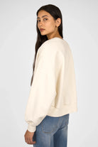 KERY Cropped Sweater in oversized Passform mit U-Boot-Ausschnitt und hinten längerem Saum in offwhite