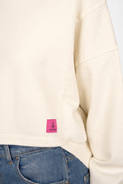 KERY Cropped Sweater in oversized Passform mit U-Boot-Ausschnitt und pinkem STUDIO Logo-Patch aus cotton cold-washed Sweatshirtstoff