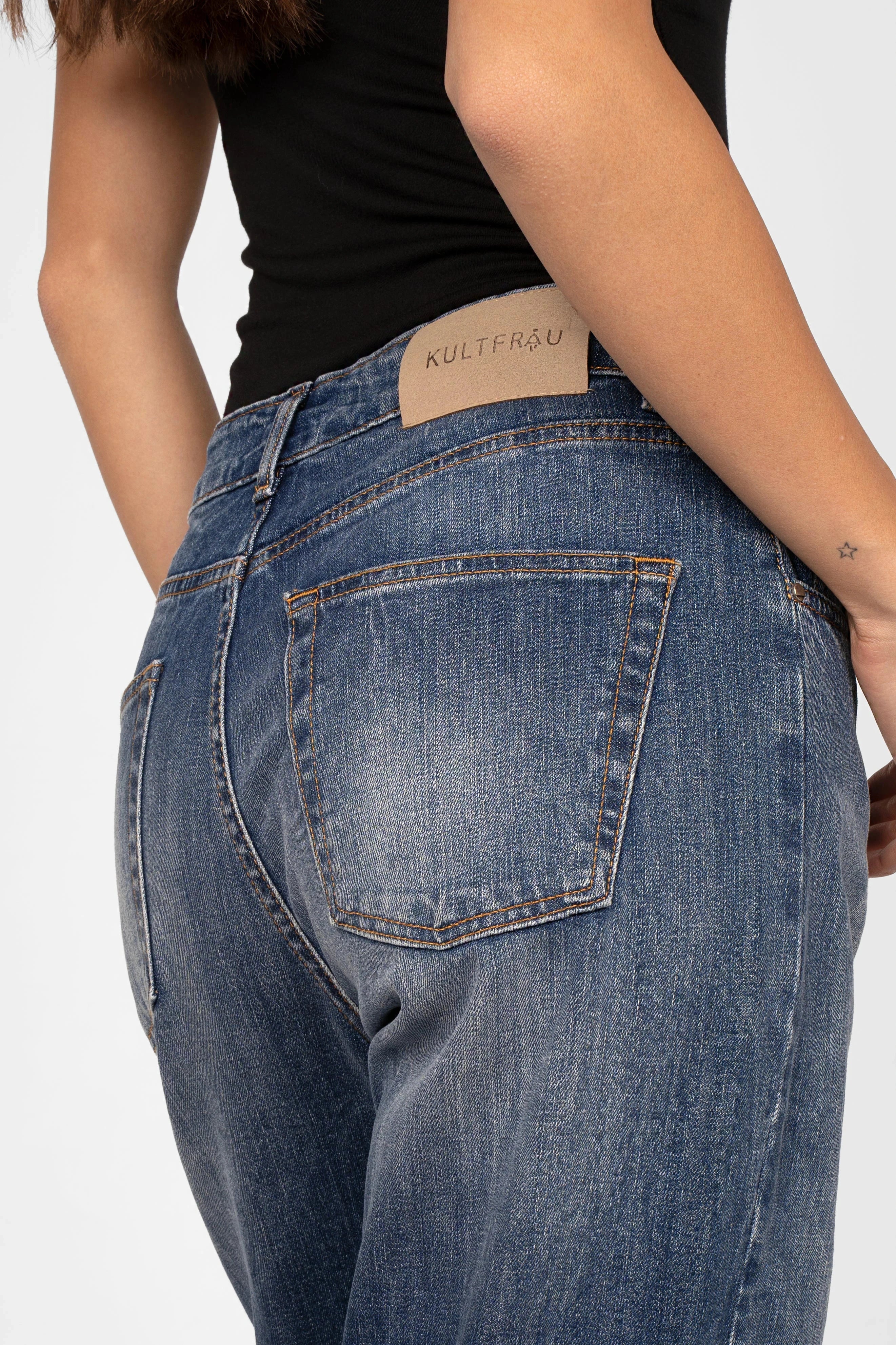 Rear view of model wearing dark blue KEYSSI Carrot-Jeans with subtle fade highlights and mid waist fit