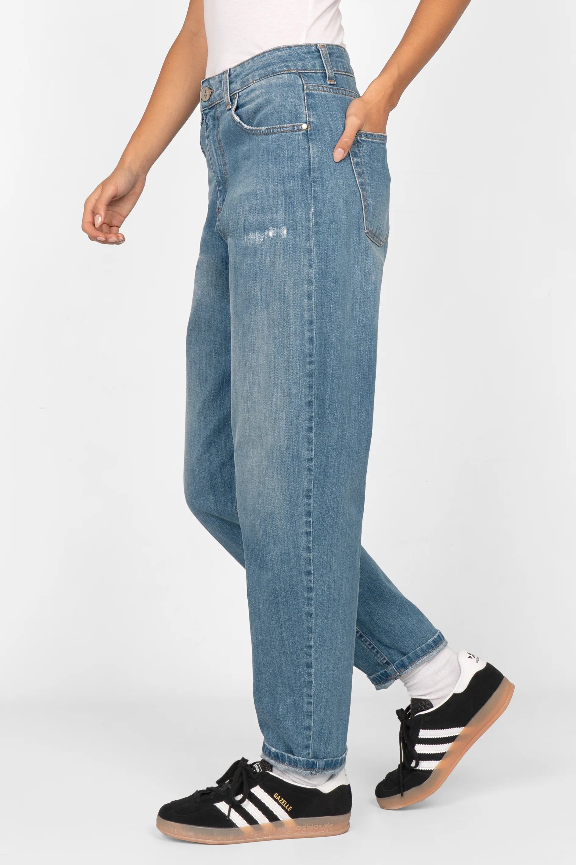 KEYSSI Carrot-Jeans aus mittelkräftigem Denim-Stretch mit Destroyed-Details und Mom Fit in Mid Waist, lässig hochgekrempelt getragen.