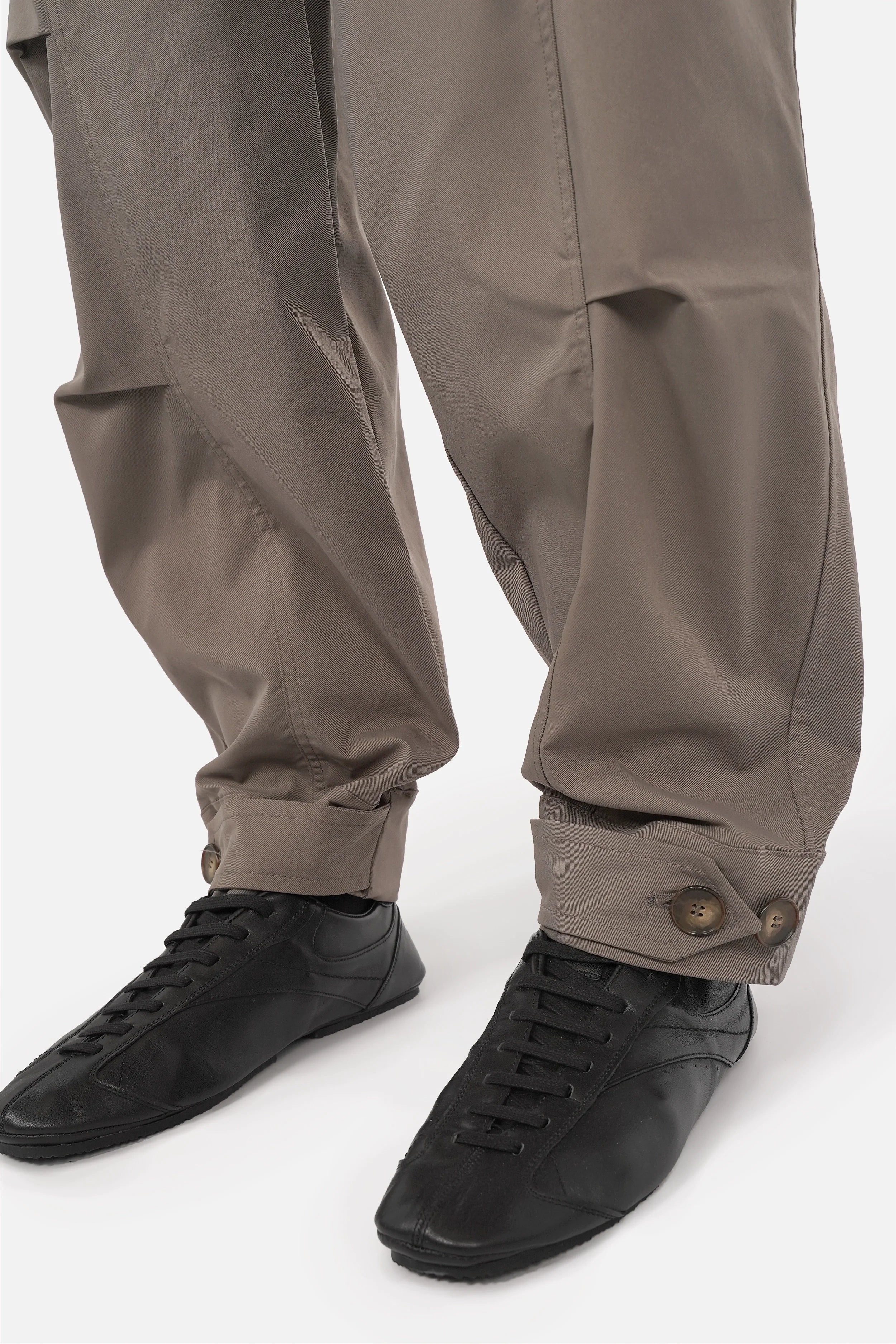 KIANI Hose mit technischen Twillgewebe, Faltendetails, weitem Bein und hohem Bund