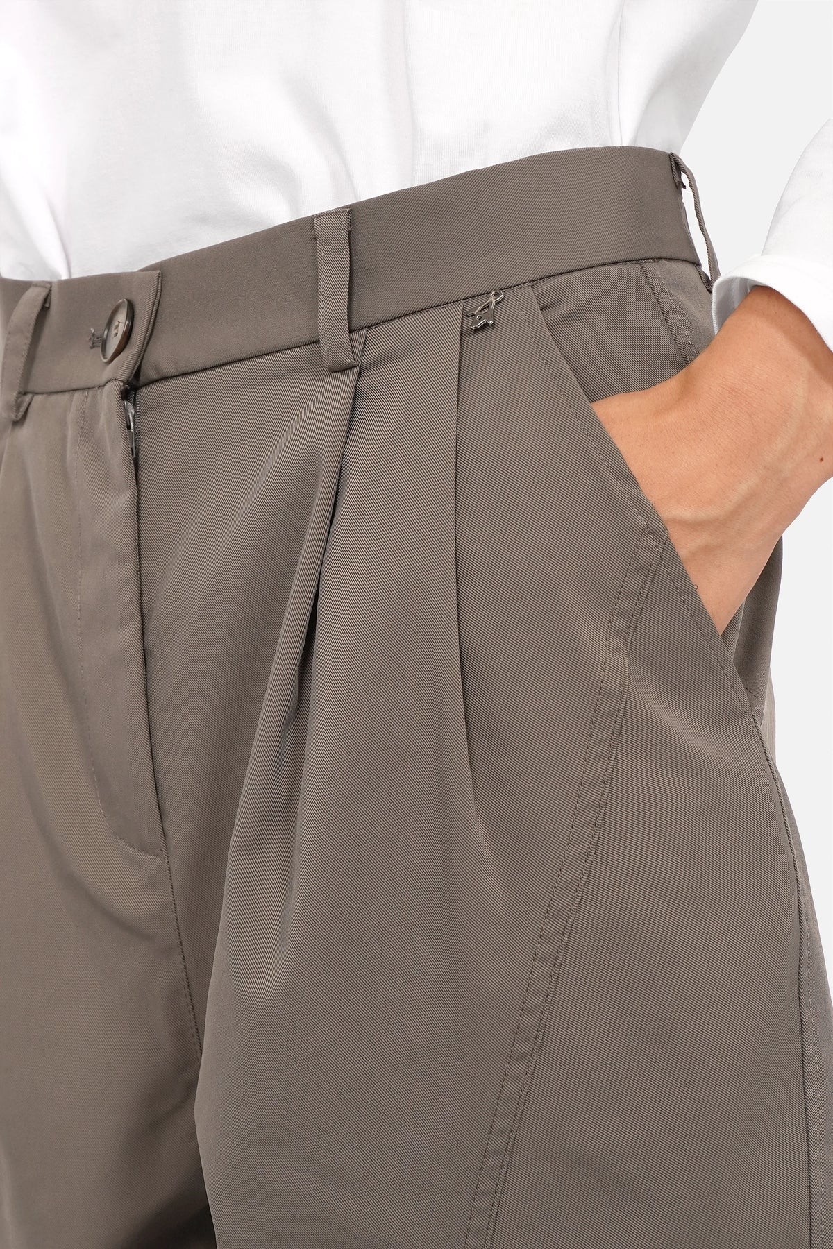 KIANI Hose aus technischem Twillstoff mit Faltendetails, weitem Bein, hohem Bund und regulierbaren Beinabschlüssen