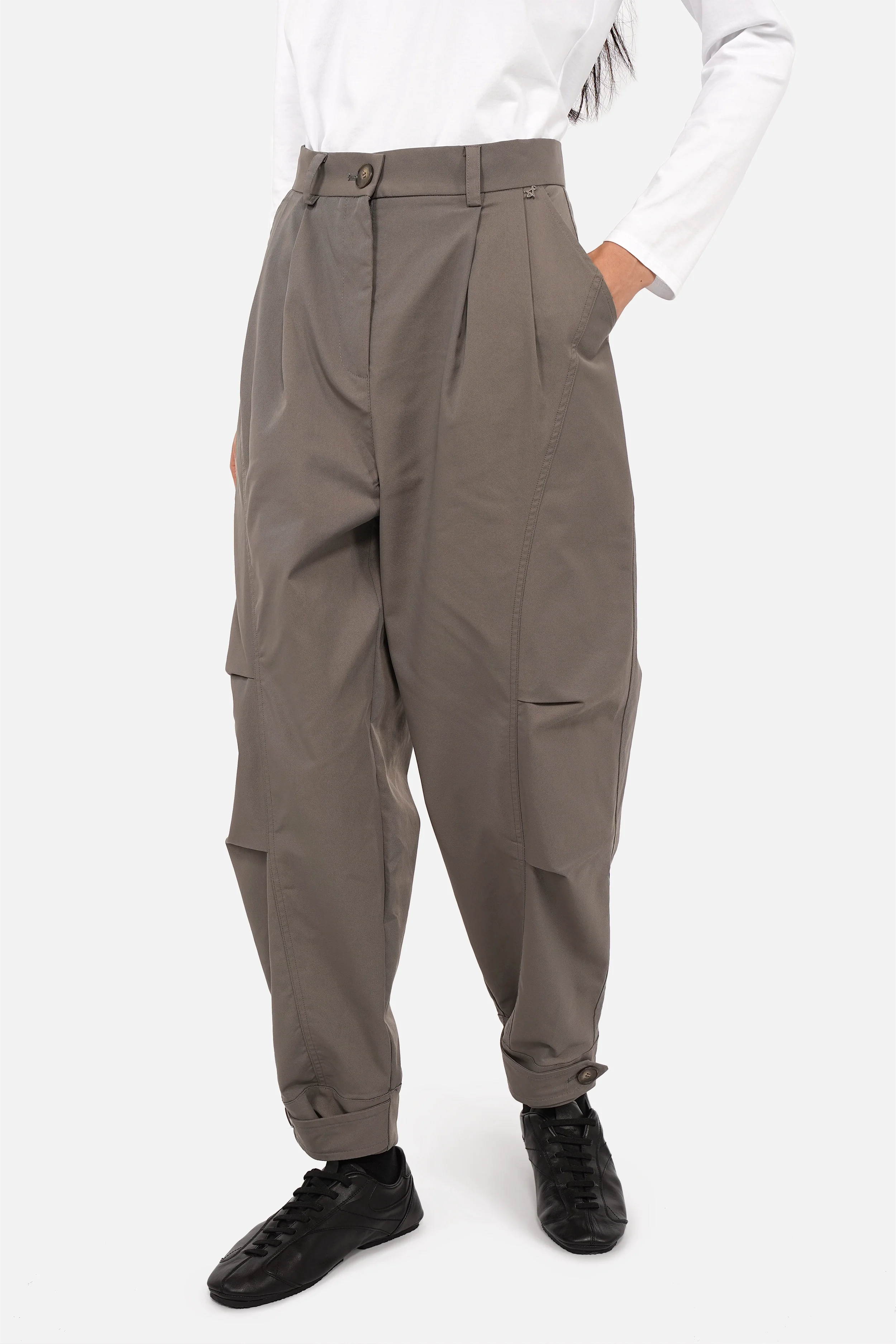 KIANI Hose aus technischem Gewebe mit Faltendetails, weitem Bein, hohem Bund und regulierbaren Knopfriegeln