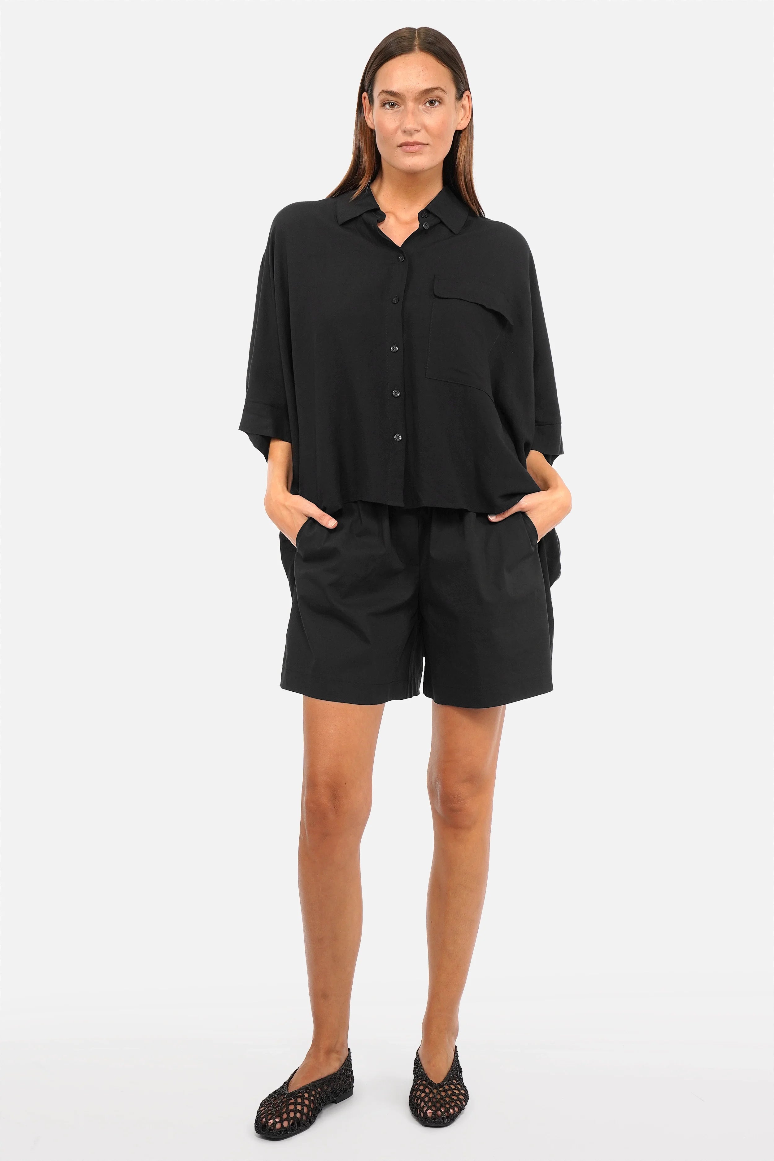 KIOKO Hemdbluse aus Viskose-Leinen mit Hemdkragen, Brusttasche, Fledermausärmeln und oversized Fit
