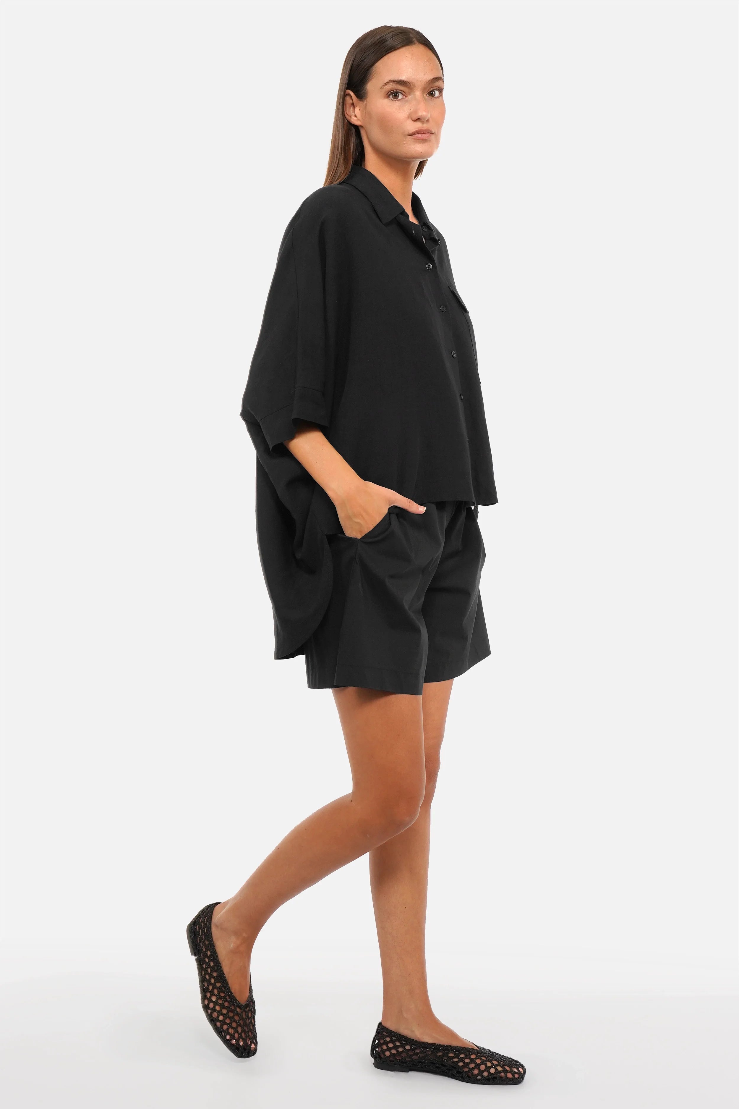 KIOKO Hemdbluse aus Viskose-Leinen mit Hemdkragen, Brusttasche, Fledermausärmeln und oversized Fit