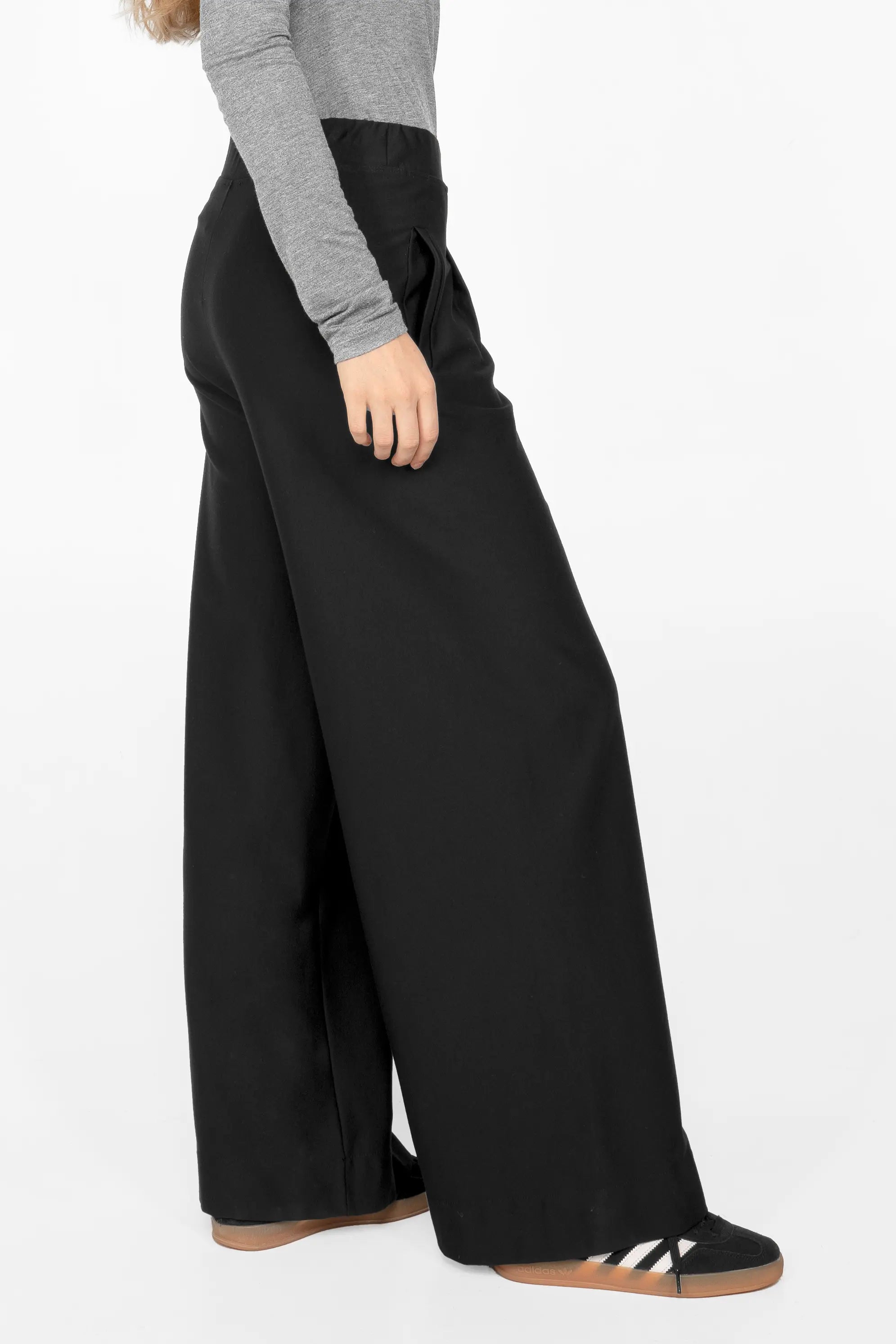 KLARA.K Wide Leg Pants schwarz mit elastischem Bund und seitlichen Eingrifftaschen
