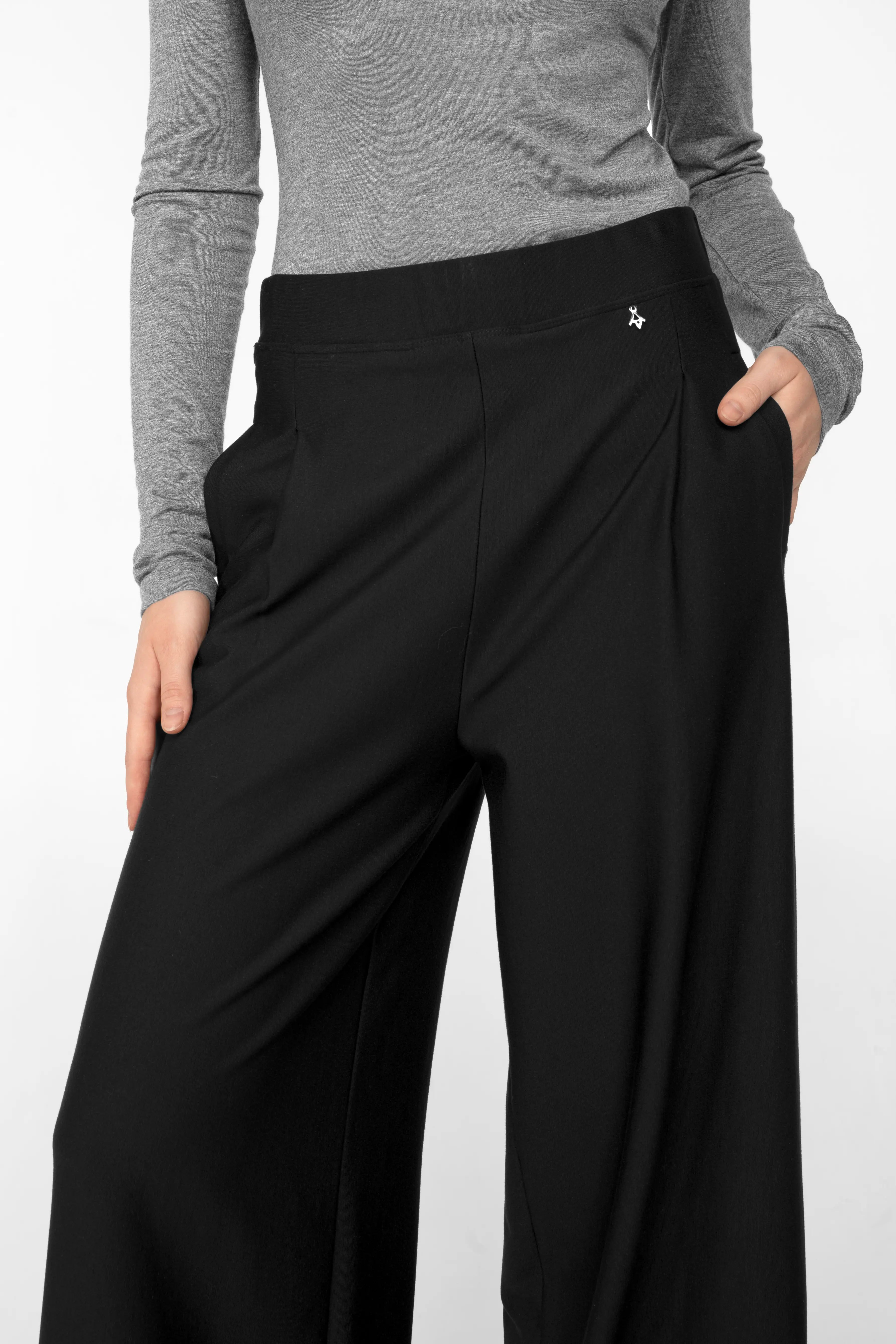 KLARA.K Wide Leg Pants schwarze weit geschnittene Hose mit elastischem Bund und seitlichen Taschen