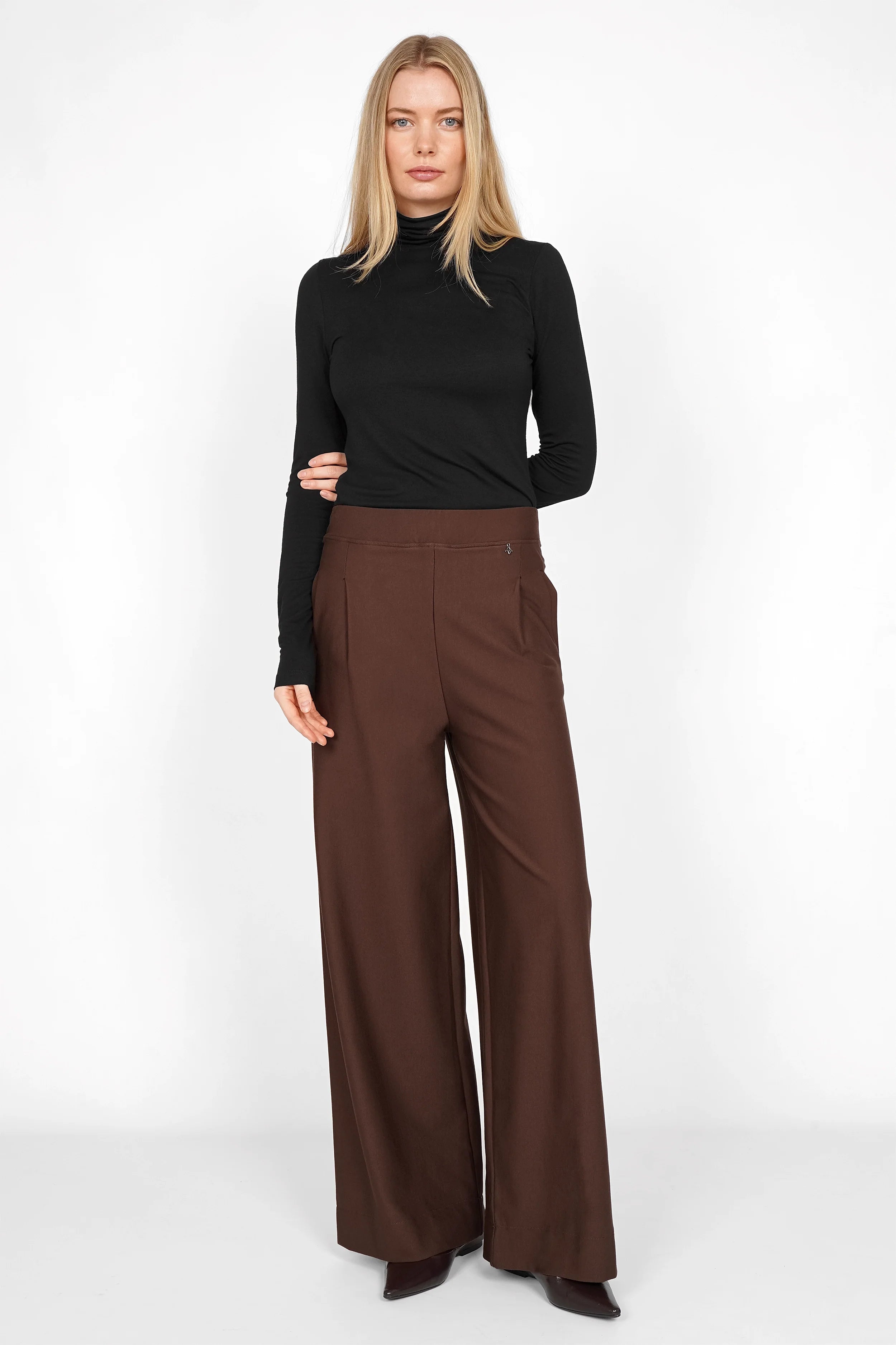 Frau trägt braune KLARA.K Wide Leg Pants mit elastischem Bund und seitlichen Taschen