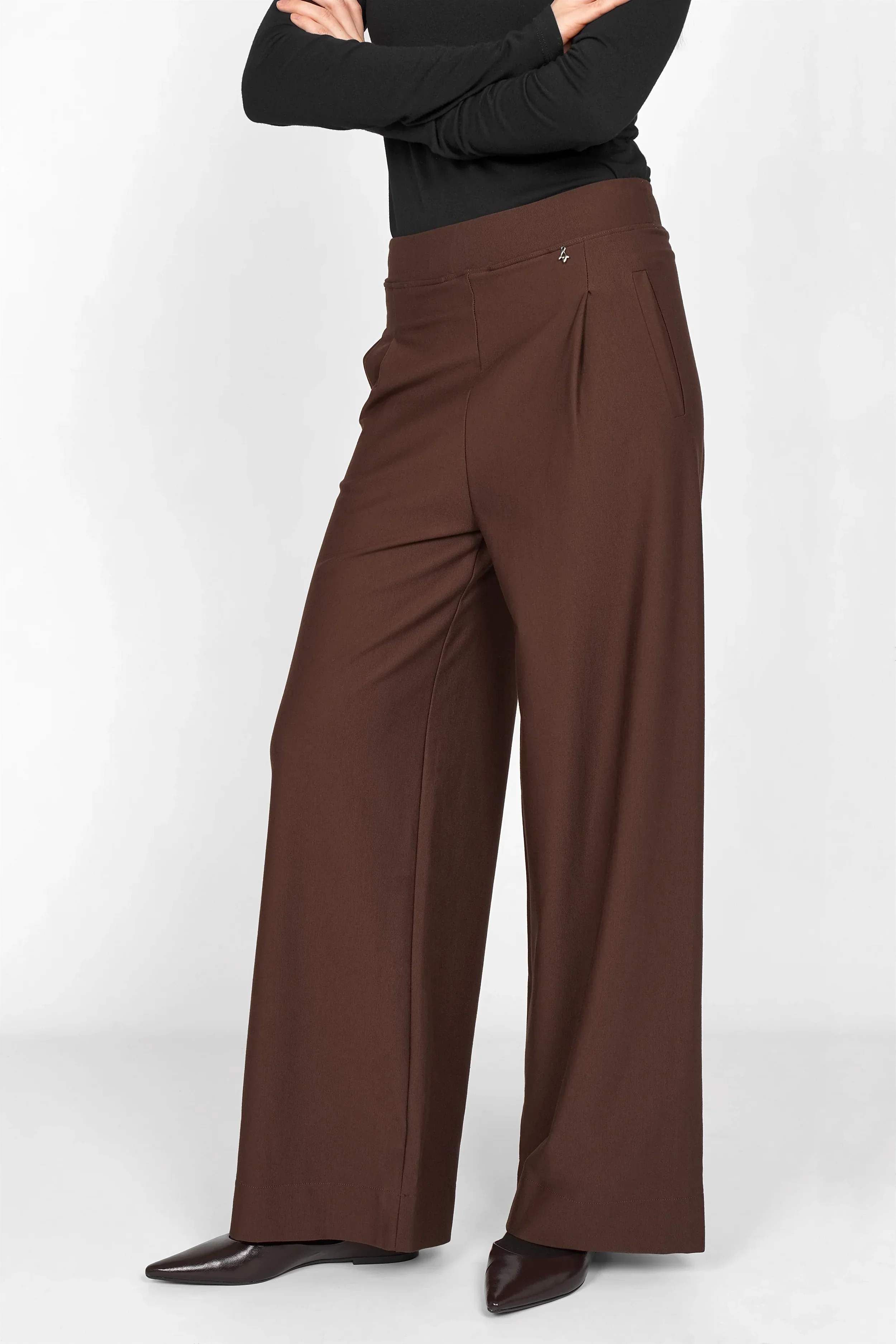 KLARA.K Wide Leg Pants in brown with elastic waistband and side pockets, relaxed fit, worn with black top and brown shoes