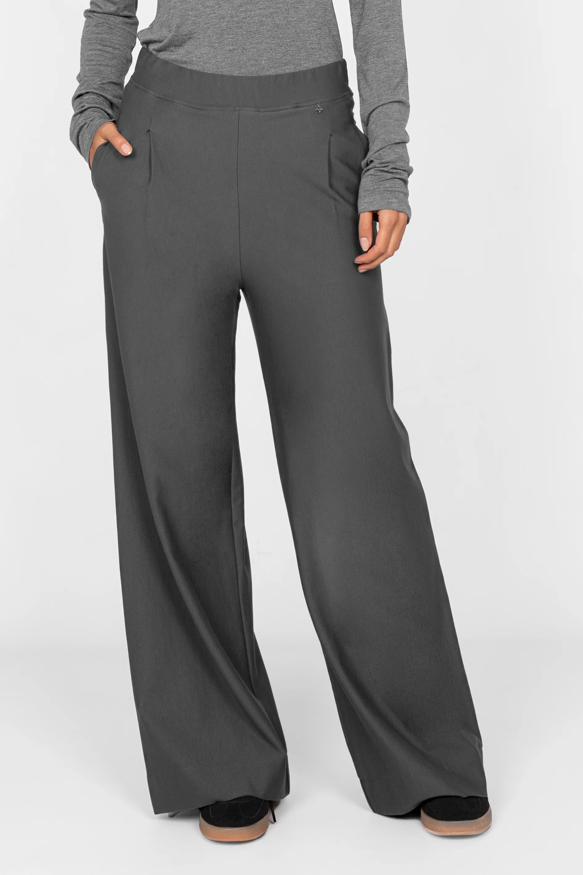 KLARA.K Wide Leg Pants in Dunkelgrau mit elastischem Bund und seitlichen Taschen, weit geschnitten und aus weichem Viskose-Mix für entspannten Komfort