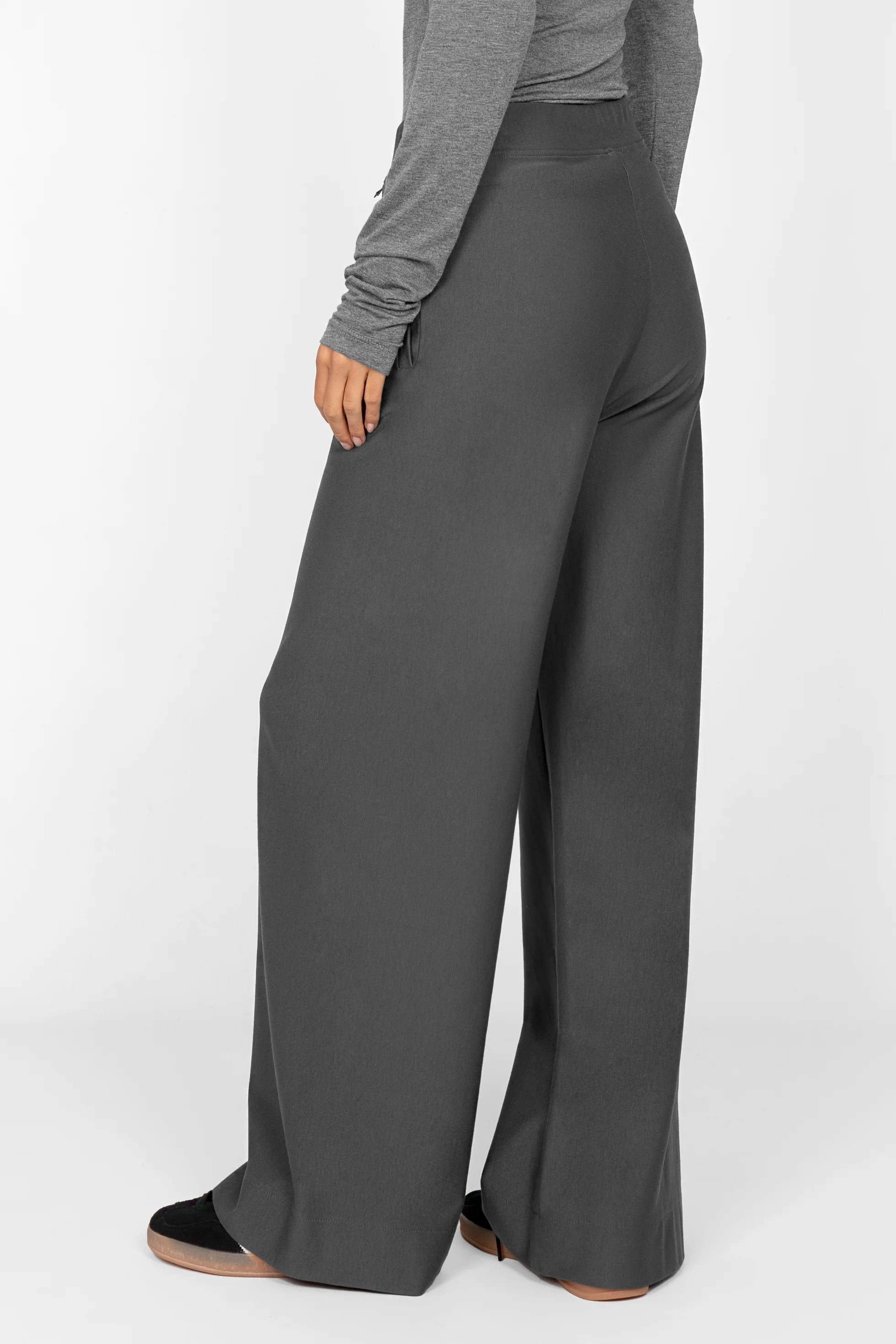 KLARA.K Wide Leg Pants - weite Hose mit elastischem Bund, Bundfalten und seitlichen Taschen aus weich fallendem Viskose-Mix in Grau.