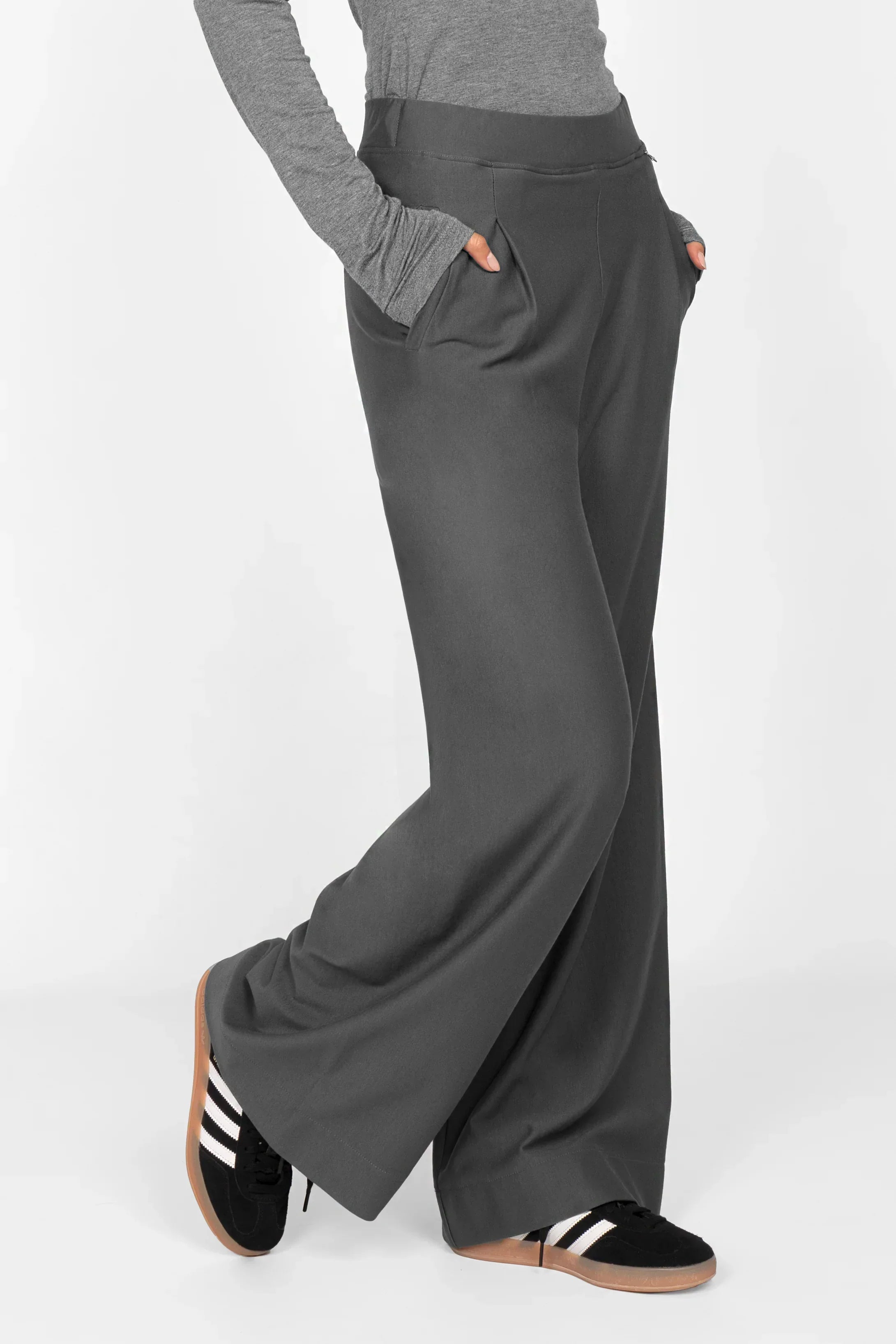 Klara.K breite Beine Hose mit elastischem Bund und seitlichen Taschen in dunkelgrau