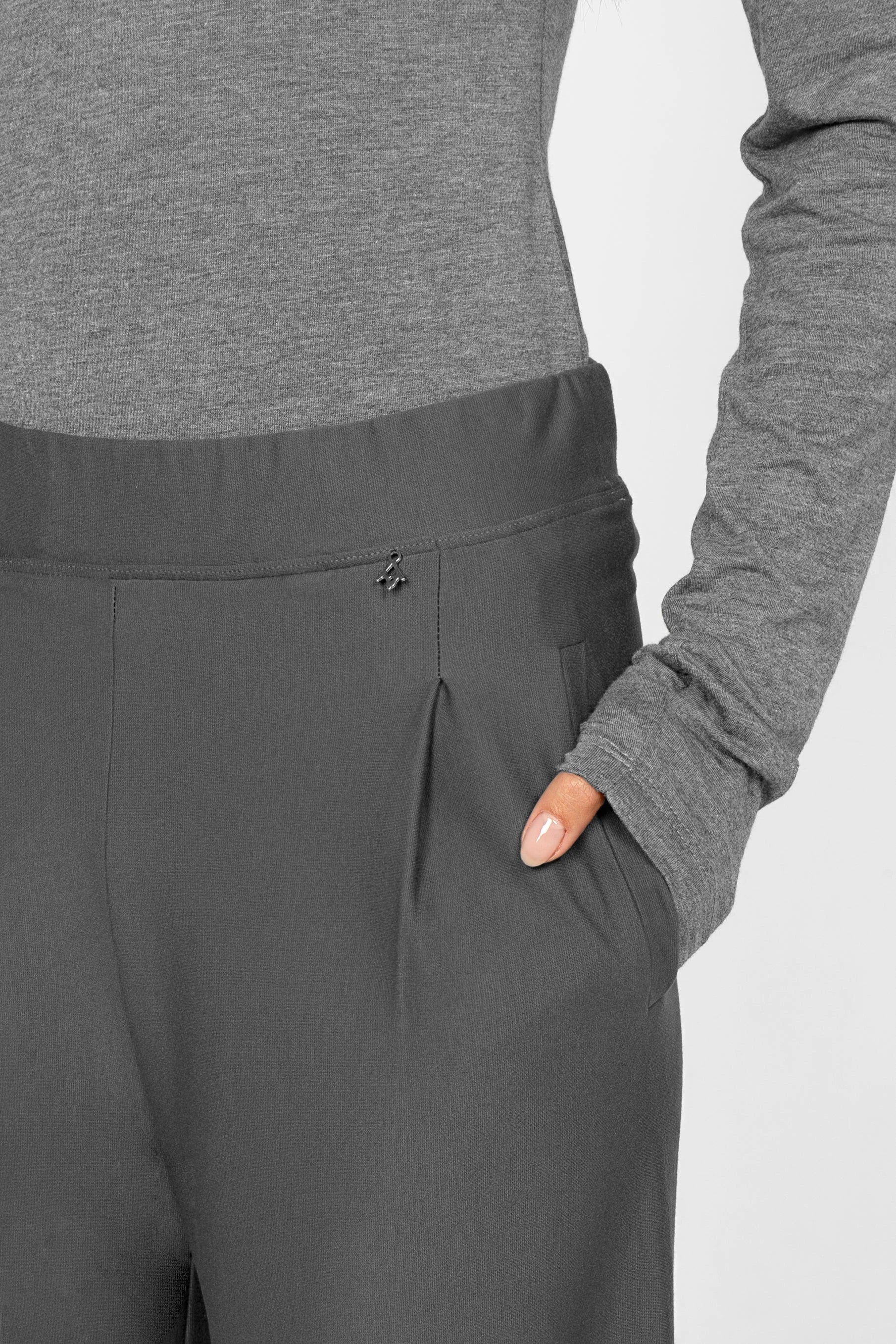 KLARA.K Wide Leg Pants in Grau mit elastischem Bund, Bundfalten und seitlichen Eingrifftaschen aus weichem Viskose-Mix