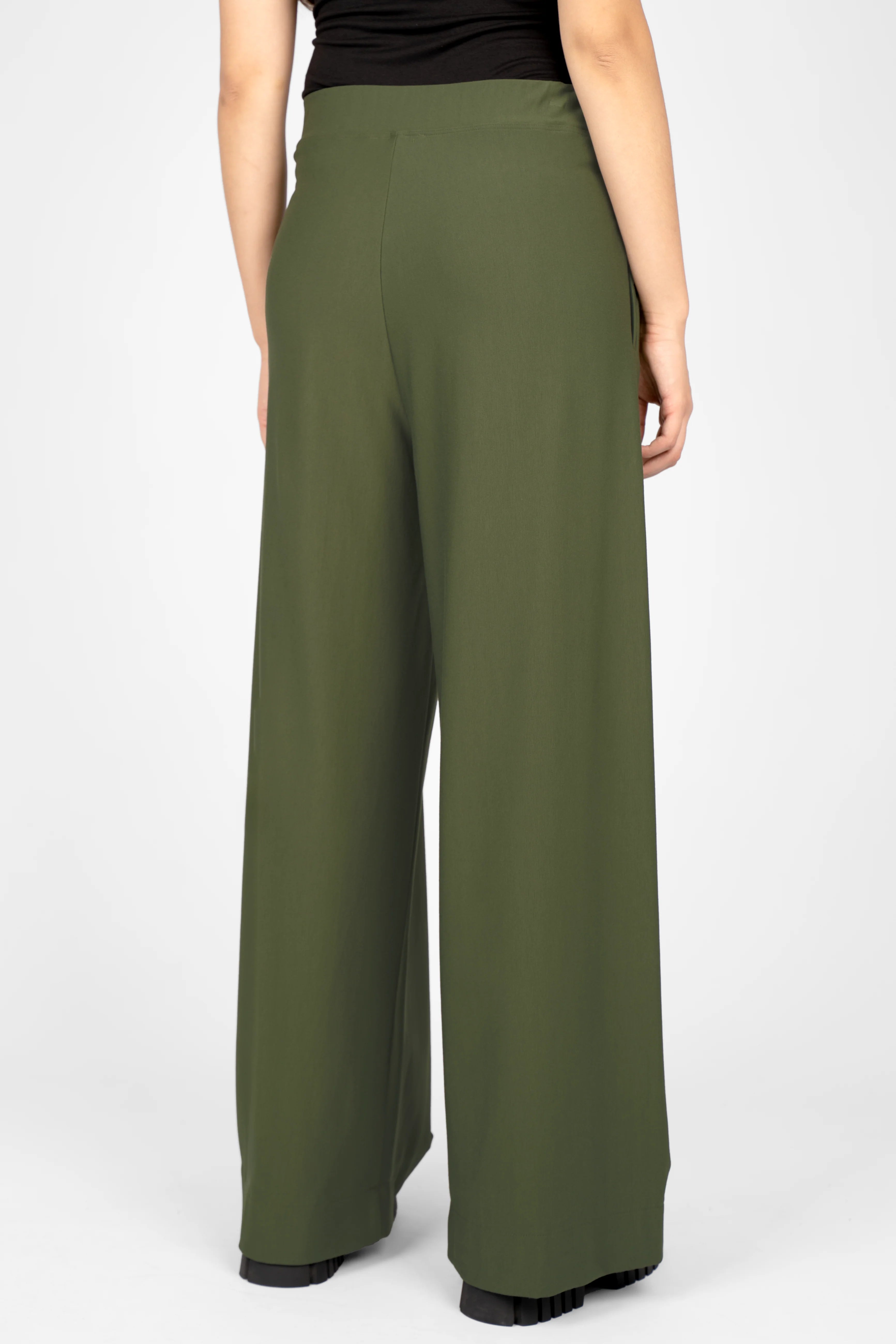 KLARA.K weite Hose mit elastischem Bund und Taschen in Olivgrün