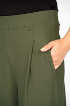 KLARA.K weite Hose mit elastischem Bund, Bundfalten und seitlichen Taschen aus griffigem Viskose-Mix in Olivgrün