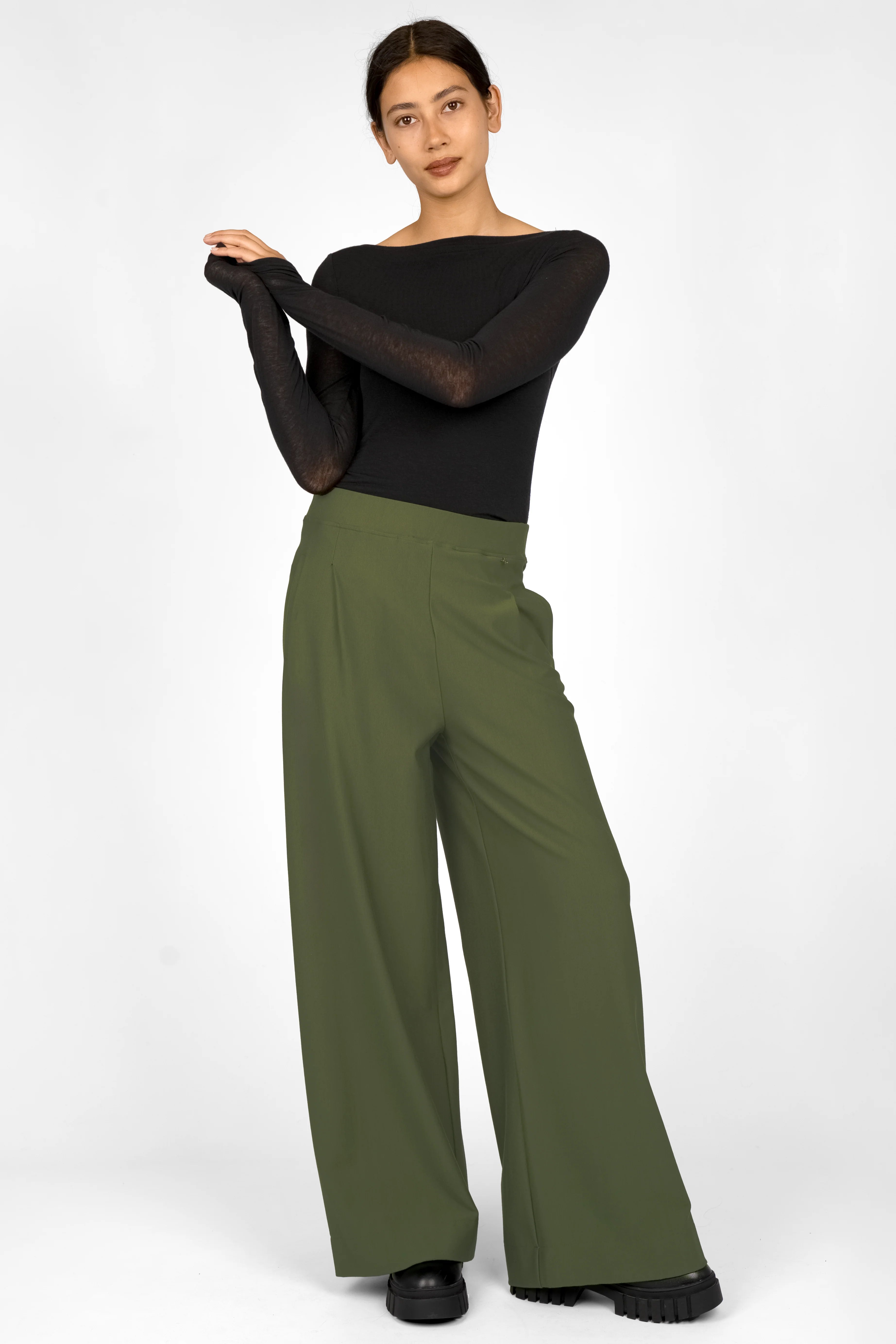 KLARA.K Wide Leg Hose in Olivgrün mit elastischem Bund und seitlichen Taschen, aus weichem Viskose-Mix, bequem und lässig.