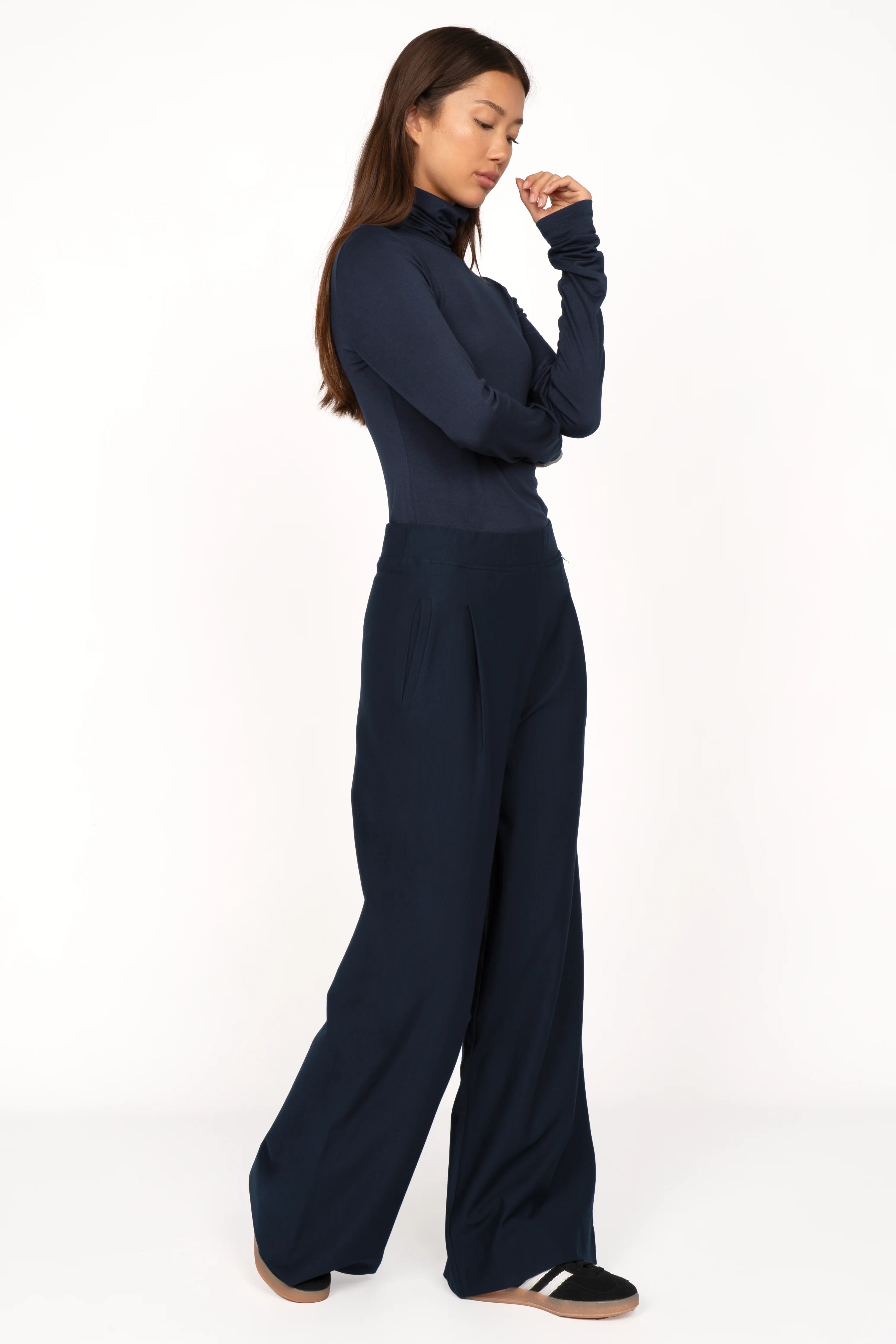 Damenmodell trägt KLARA.K Wide Leg Pants in Dunkelblau mit elastischem Bund und seitlichen Eingrifftaschen.