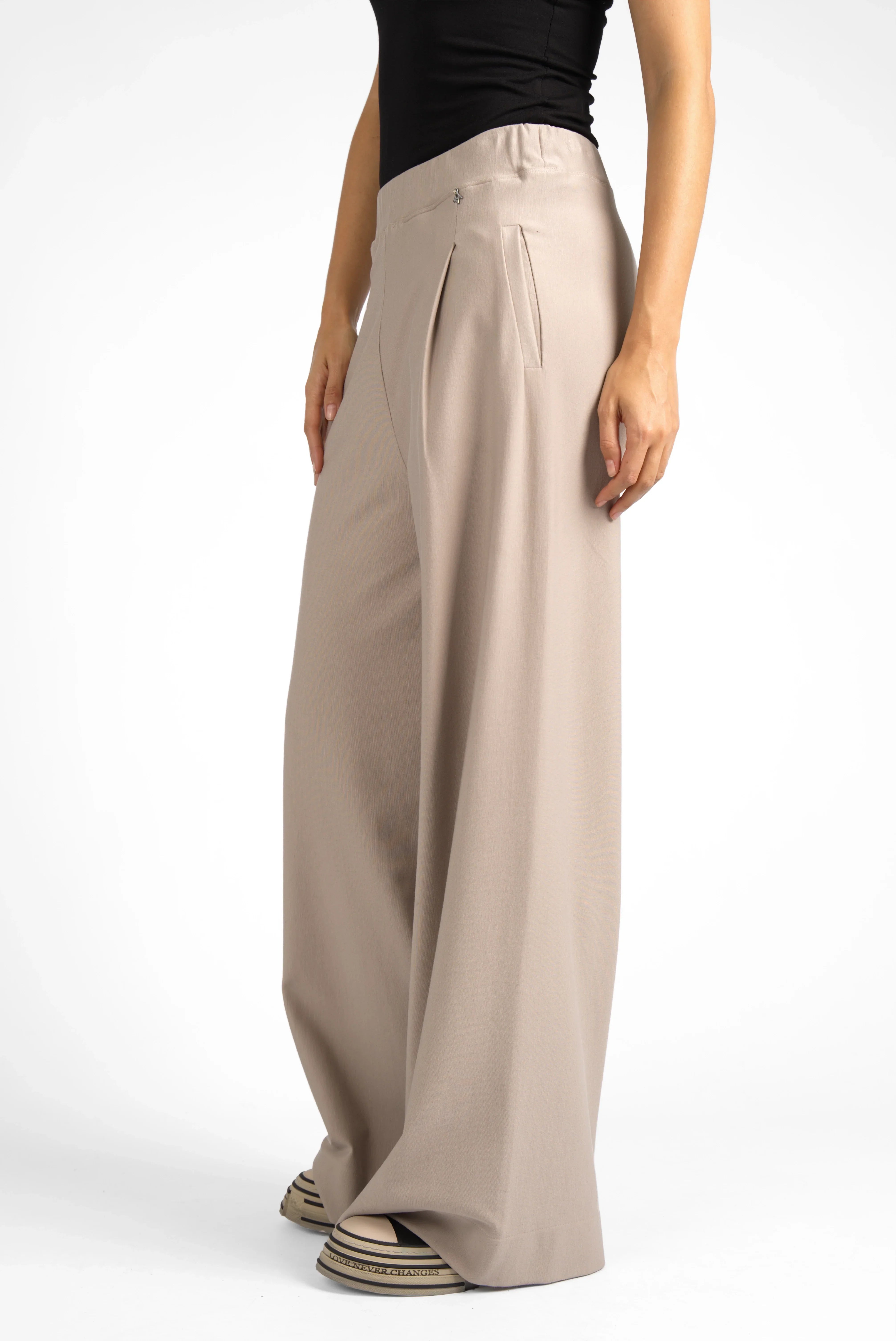 KLARA.K Wide Leg Pants aus softem Heavy Viscose-Mix mit weitem Bein, elastischem Bund und seitlichen Eingrifftaschen, ideal für sportiven und eleganten Look.