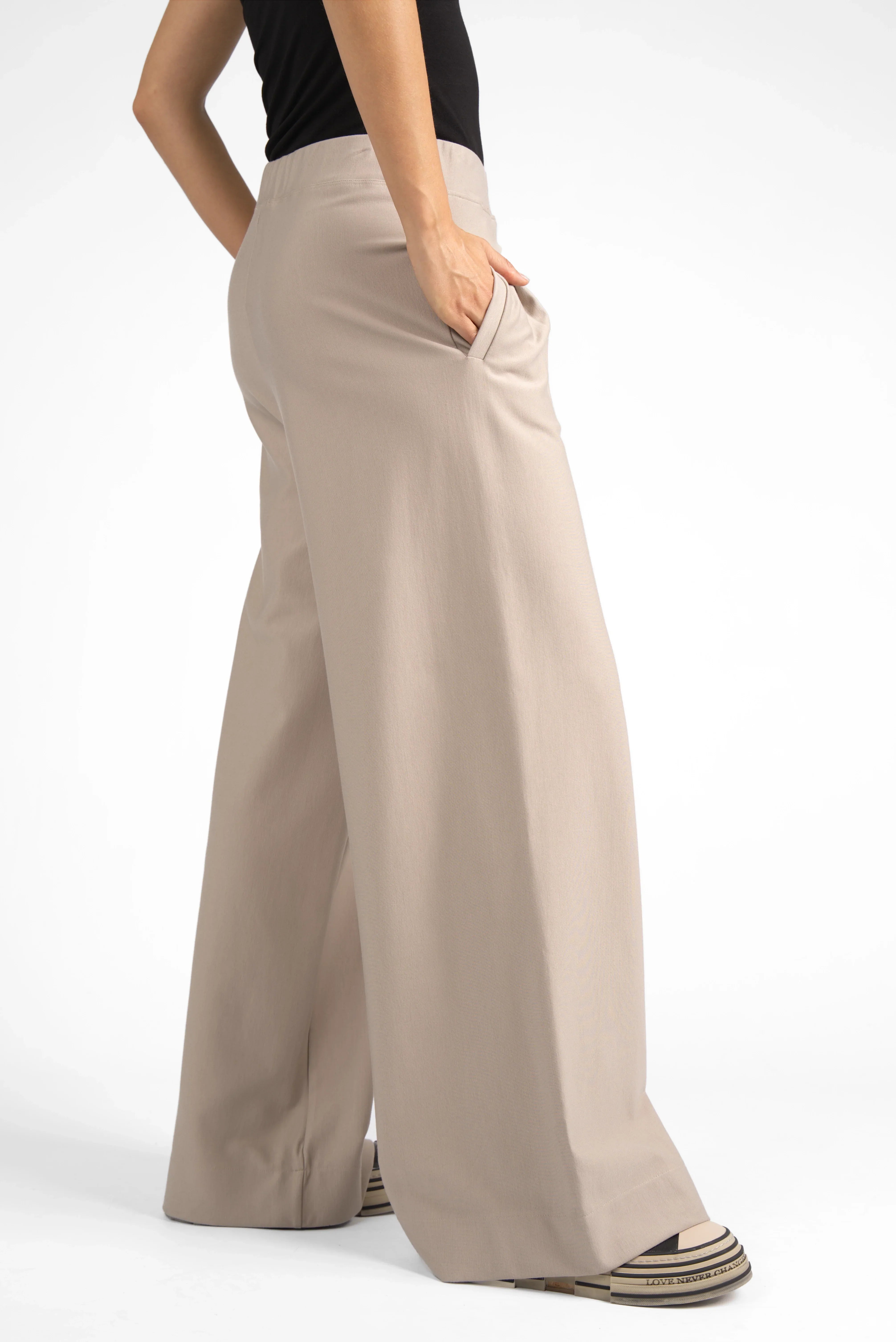 Beige KLARA.K Wide Leg Pants aus Heavy Viscose mit weitem Bein, elastischem Bund und seitlichen Taschen