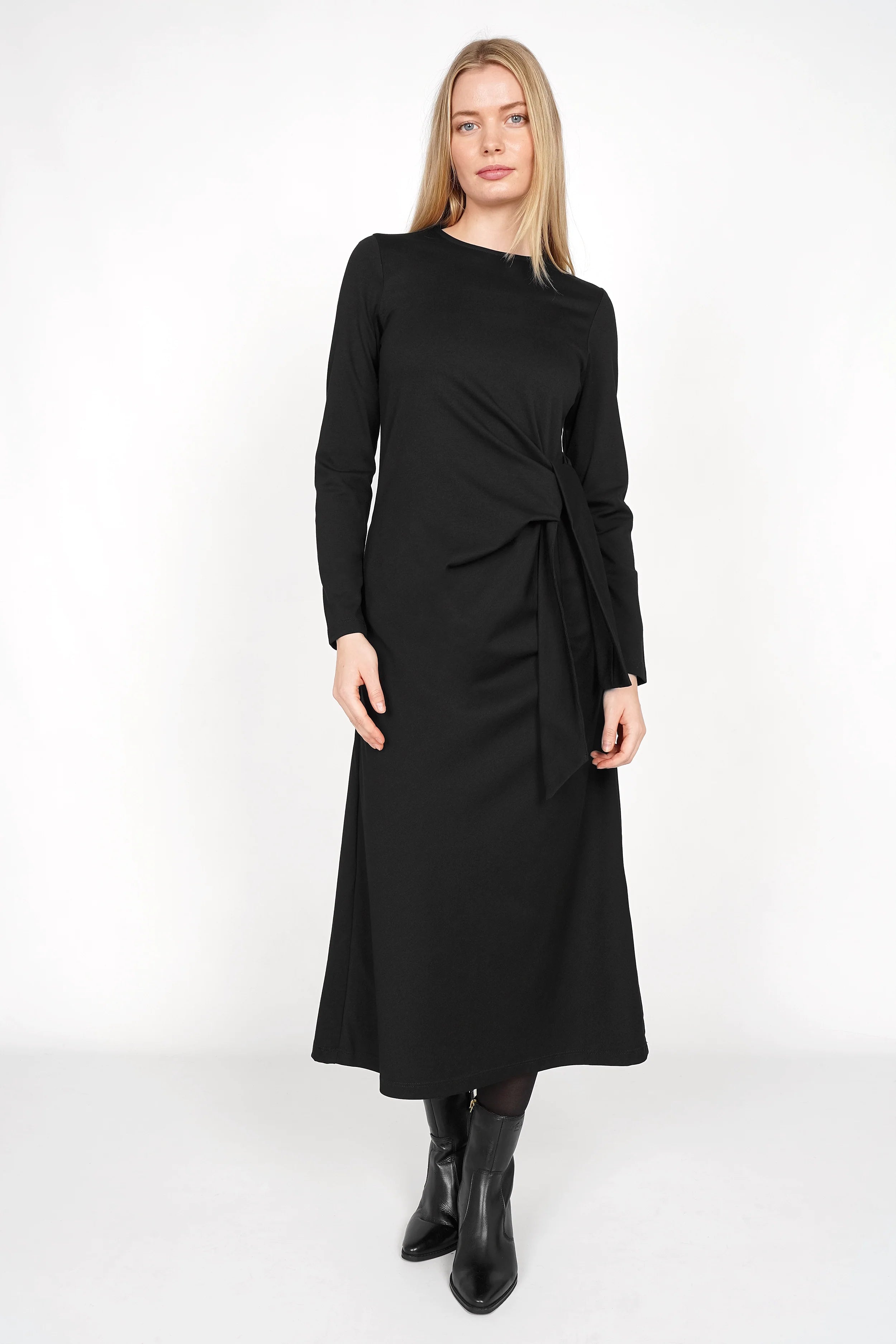 DIONI Kleid aus weichem Viskose-Jersey in schwarzer Wickeloptik, midi Länge, mit seitlicher Drapierung und langem Ärmel