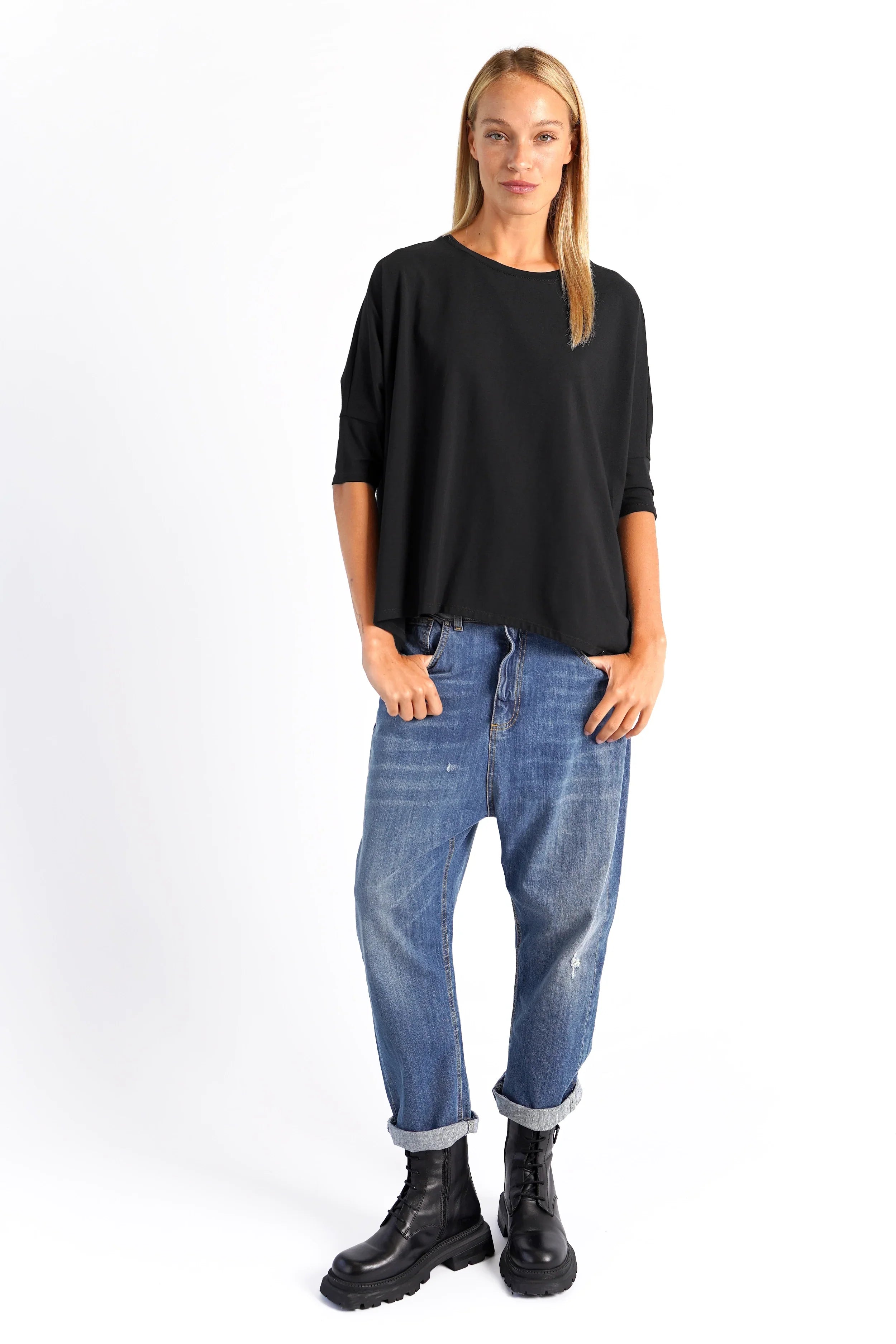 TAMI.K Blusenshirt mit lockerem Schnitt, Rundhals, weicher Baumwolle und abgerundetem Saum in Schwarz