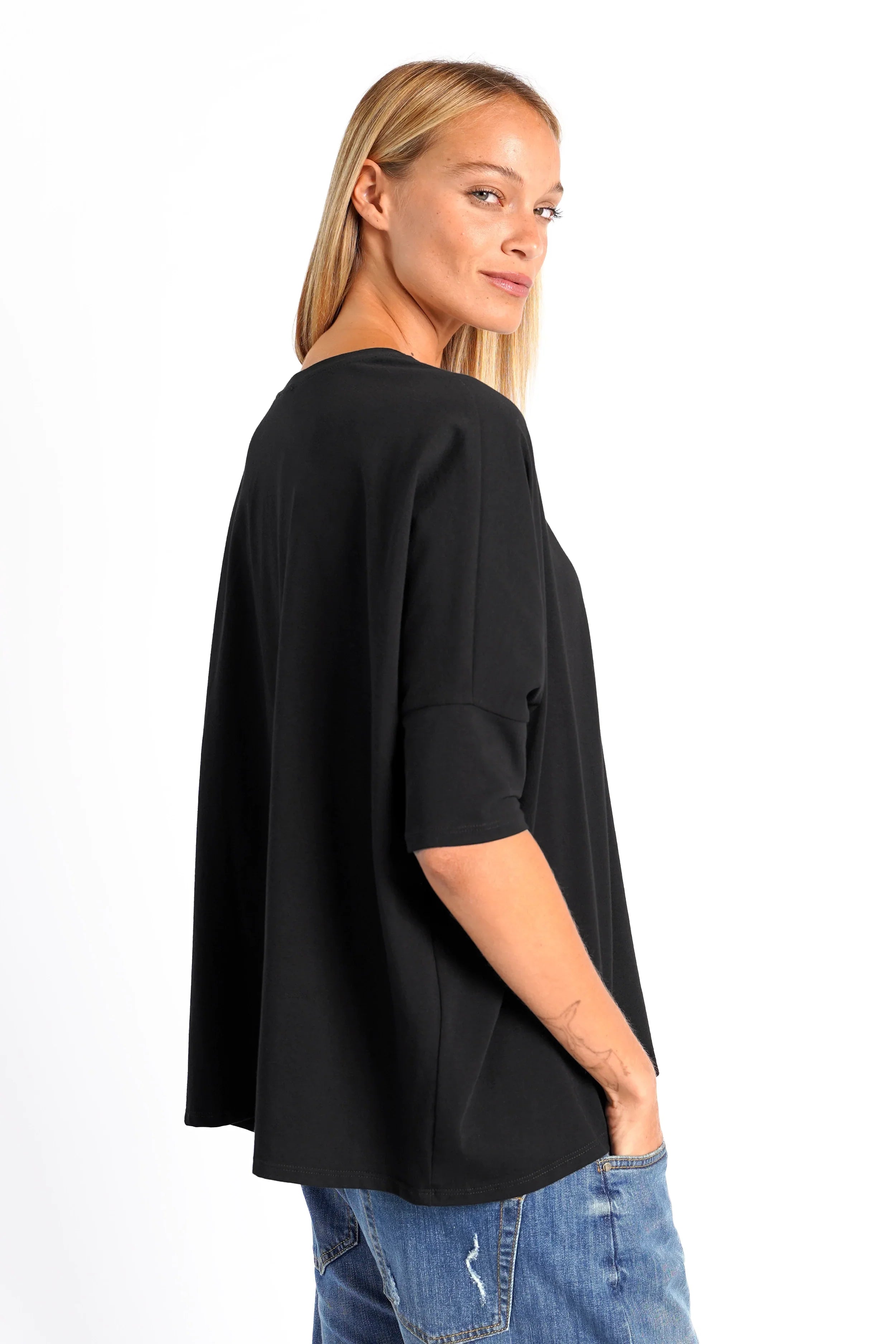 Lockeres schwarzes TAMI.K Blusenshirt in Kastenform aus hochwertiger Baumwolle mit Rundhalsausschnitt und weiter Passform.