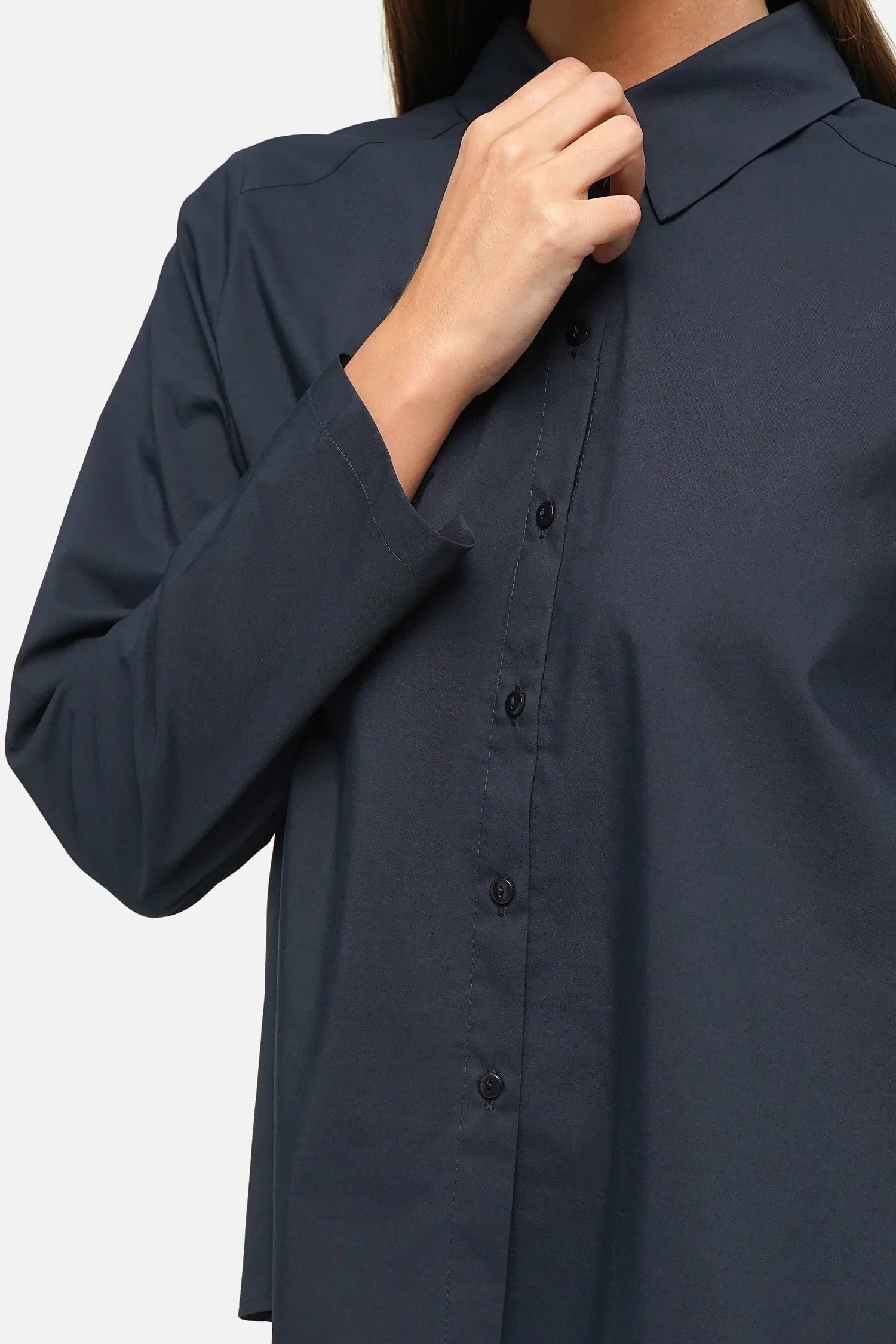 Weiße Hemdbluse aus Popeline mit klassischem Kragen und Knopfleiste, Regular Fit und Faltendetails am Rücken