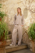 KLARA.K Wide Leg Pants in Beige, elastischer Bund, entspannter Schnitt, getragen von Model.