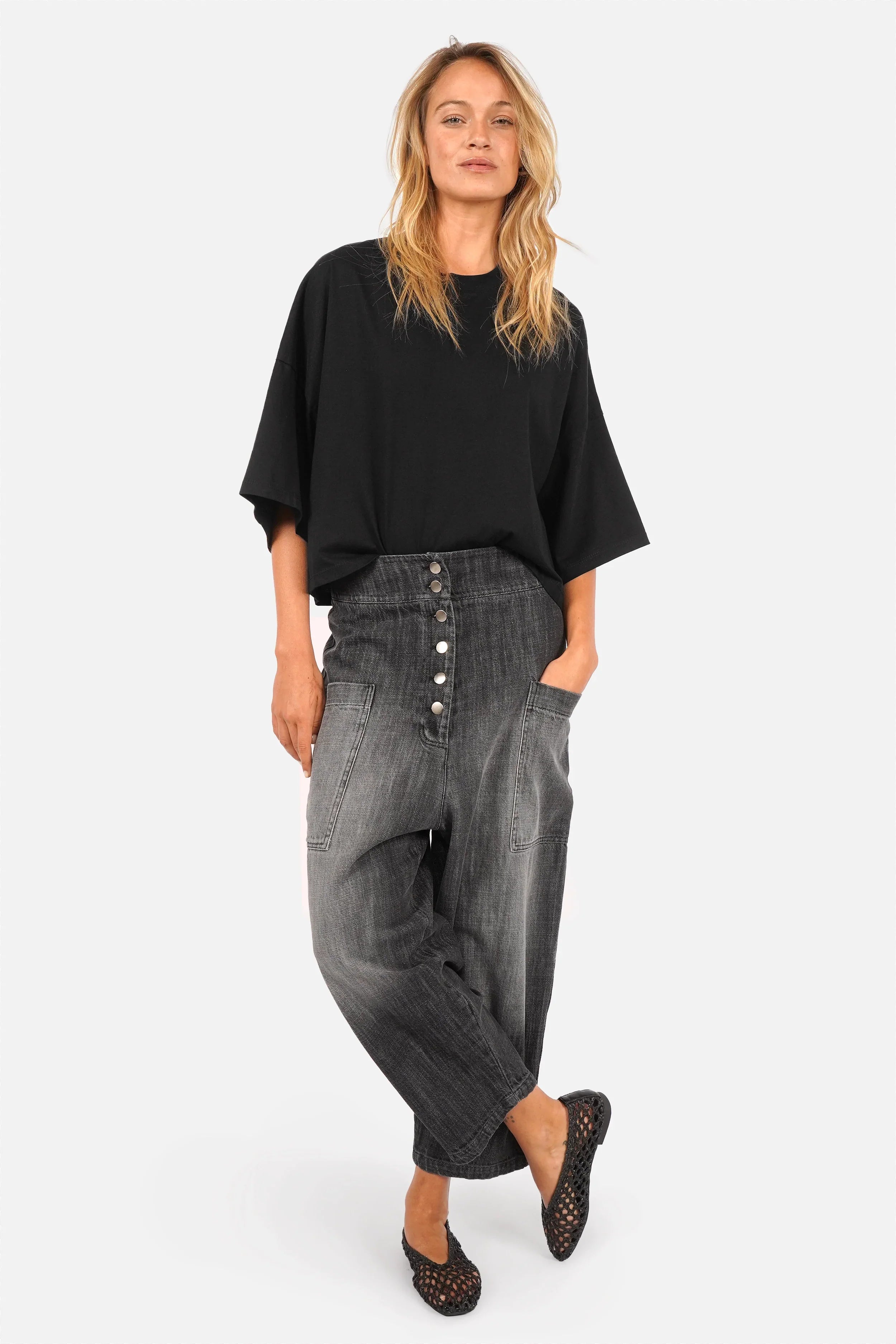 VIKADA Baggy Hose in Denim-Optik mit Gradient-Waschung und auffälliger Knopfleiste, lockerer Schnitt und aufgesetzte Seitentaschen