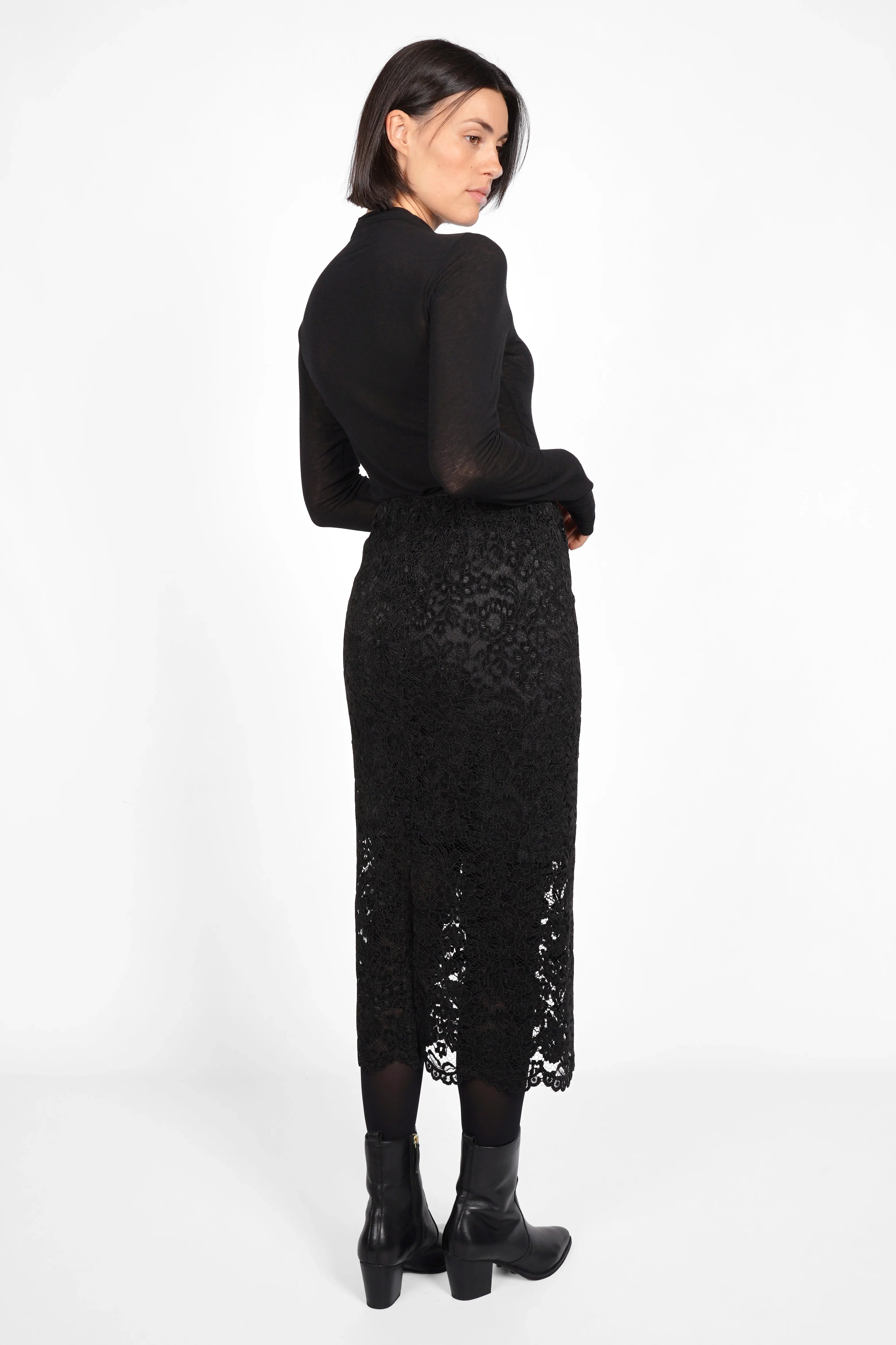 Frau trägt schwarzen LAACE Pencil Rock aus floraler Spitze mit elastischem Bund und transparentem Saum