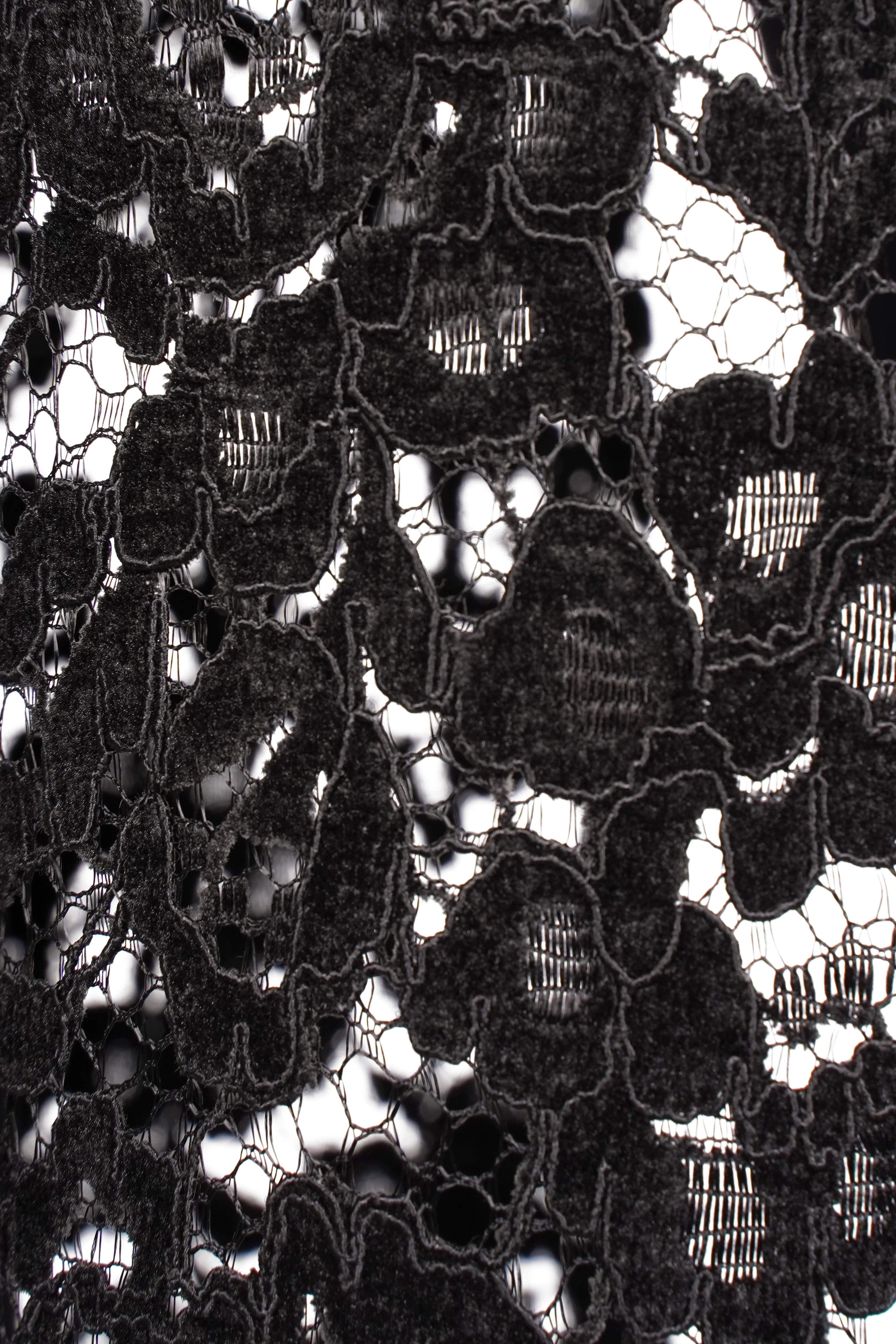 Schwarzer LAACE Pencil Rock aus feiner Spitze mit floralem Muster und transparentem Saum