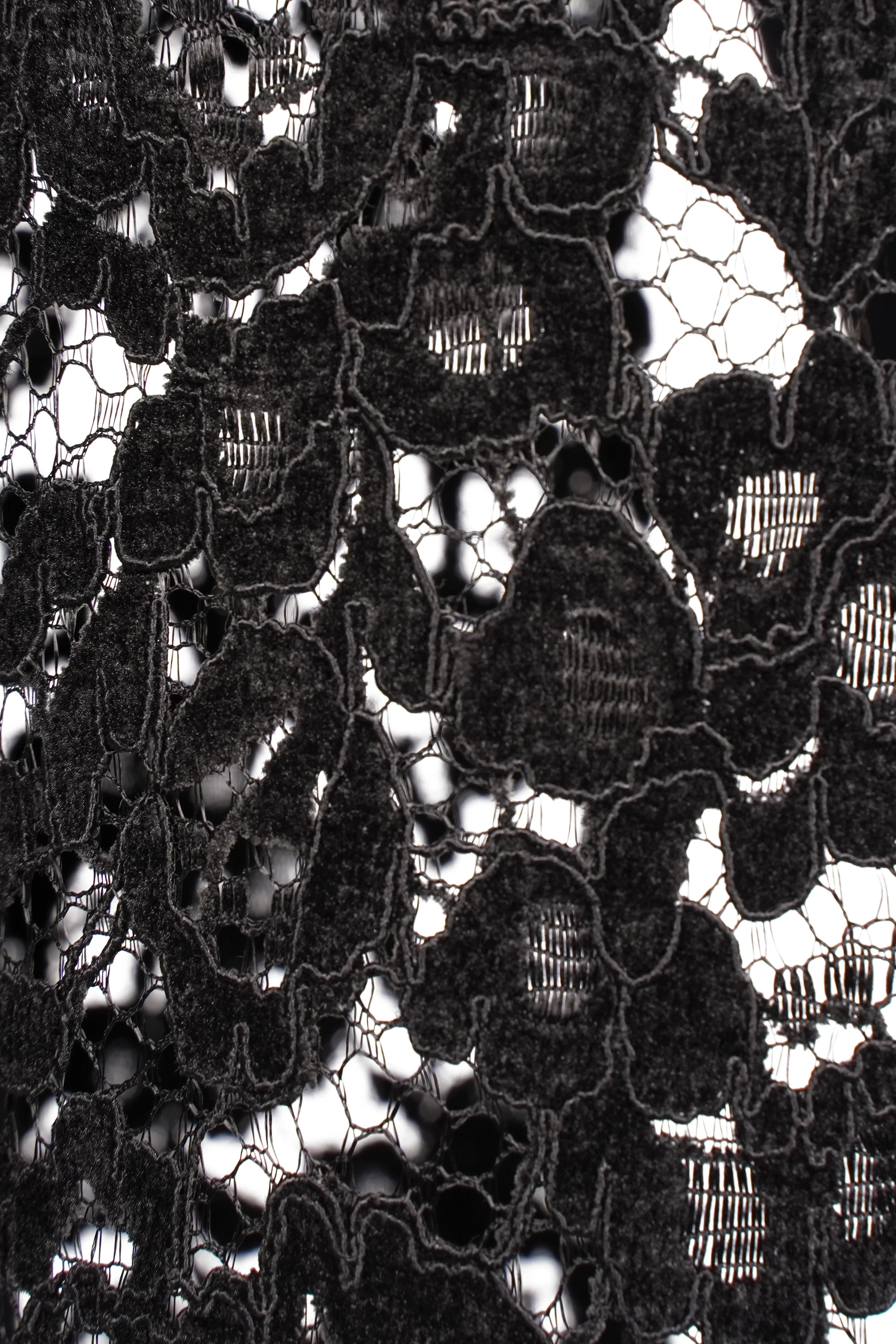 Schwarzer LAACE Pencil Rock aus feiner Spitze mit floralem Muster und transparentem Saum