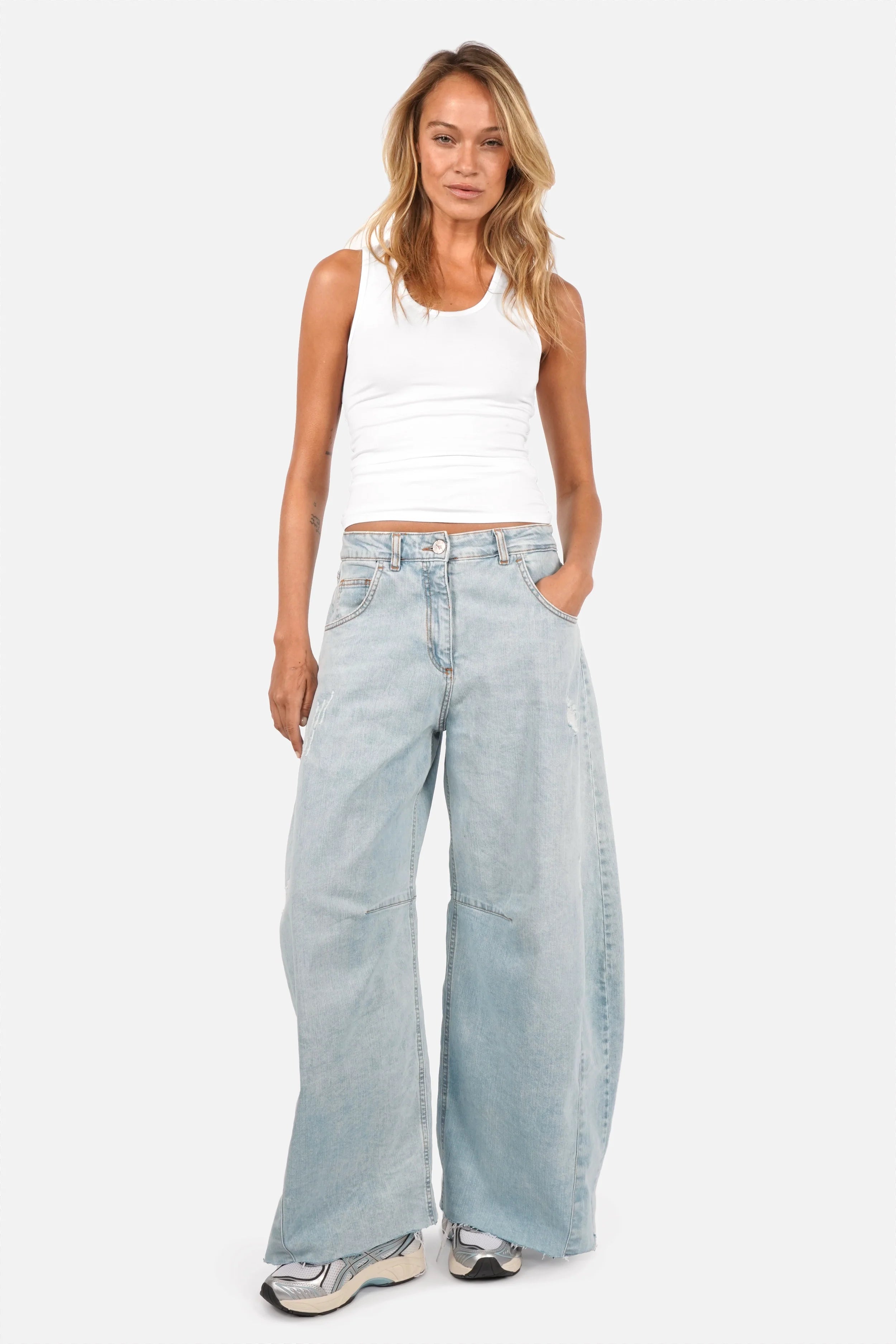 Weite Barrel Jeans aus leichtem italienischem Denim mit bleached blue Waschung und destroyed Details