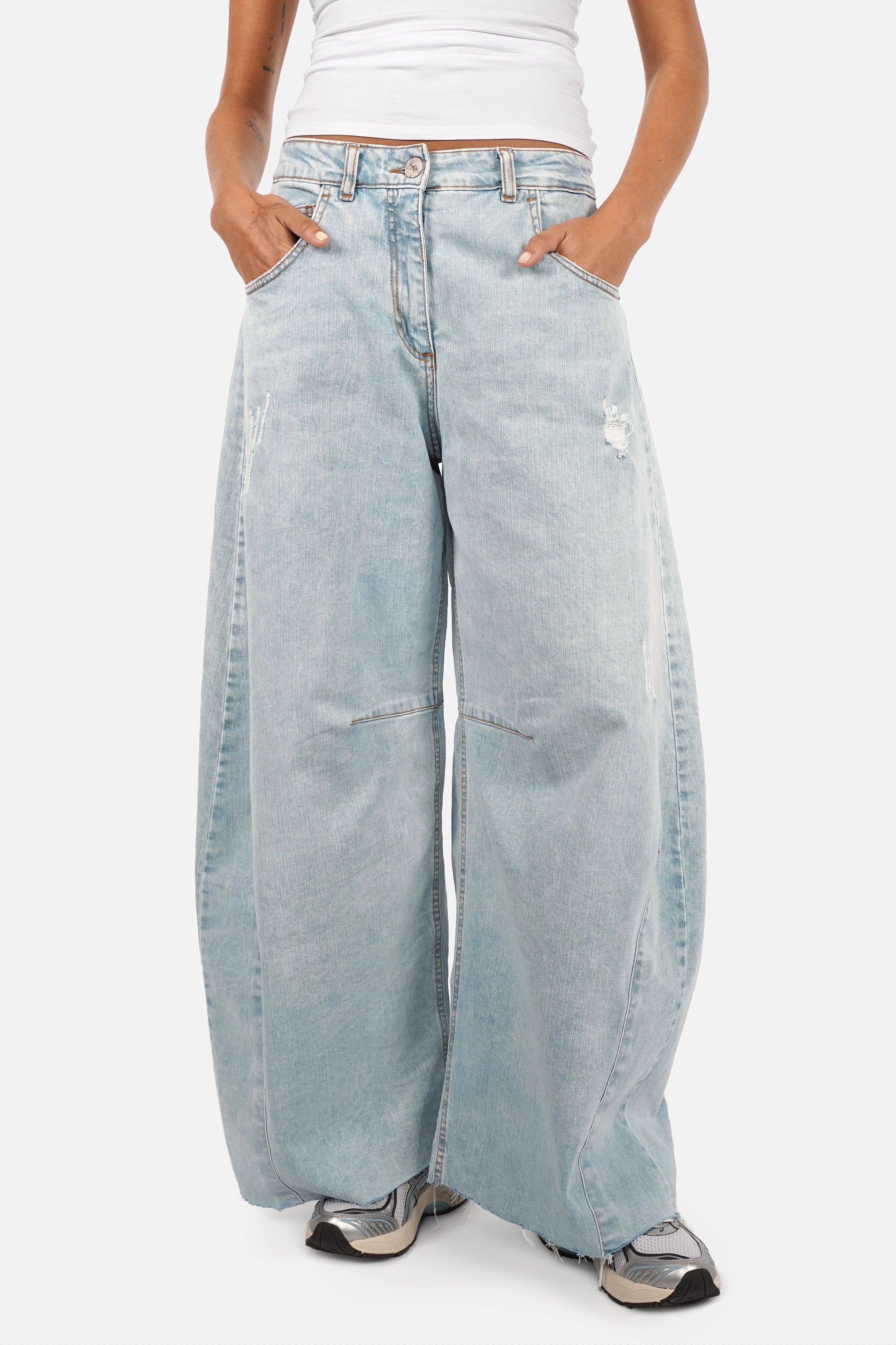 Weite Barrel Jeans aus leichtem italienischem Denim mit bleached blue Waschung und Raw-Cut Saum