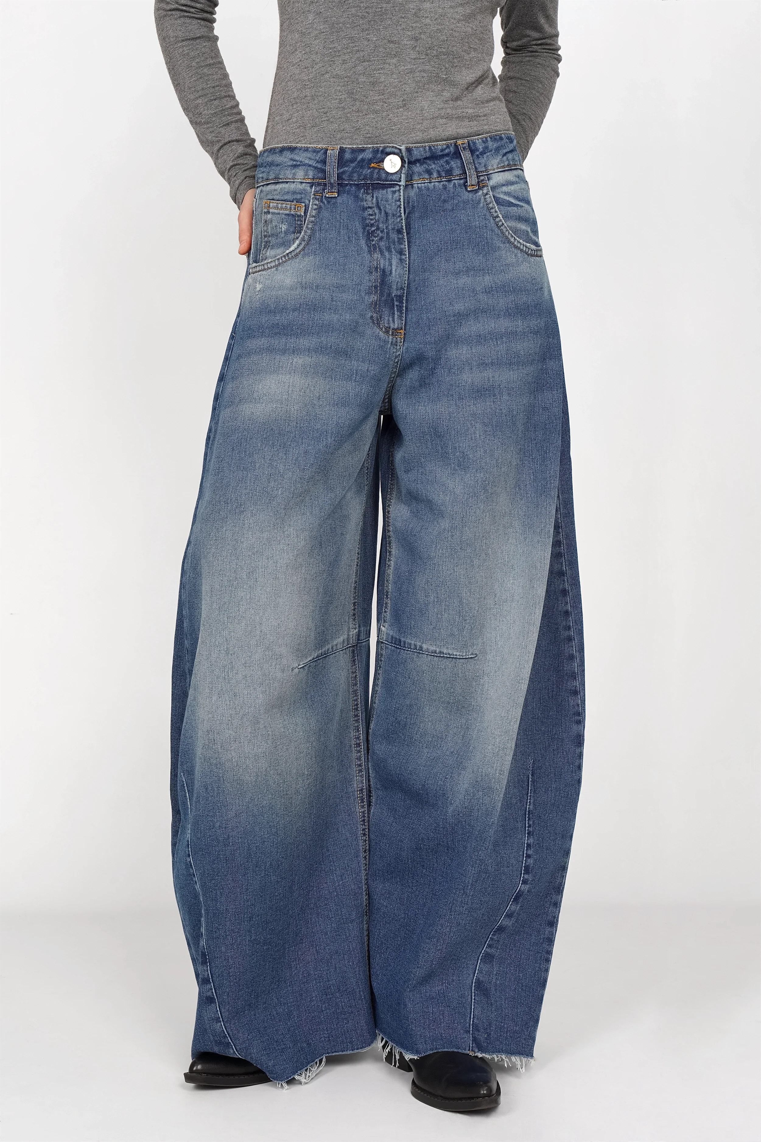High-waist weite Barrel Jeans with relaxed fit, raw-cut hem, subtle fading, and whisker effect in blue denim.