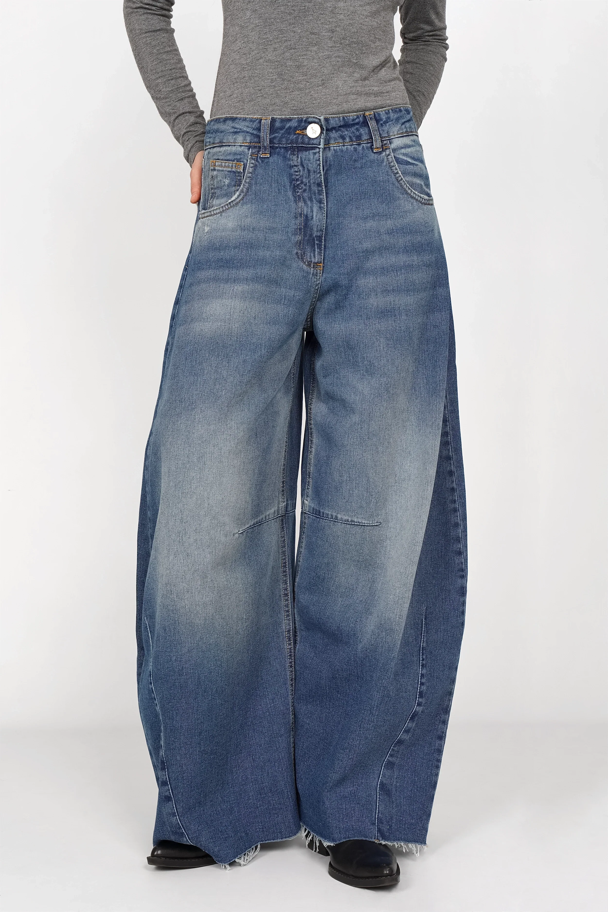 Weite Barrel Jeans mit weitem Bein, hohem Bund, Raw-Cut-Saum und subtilen Used-Effekten in blauem Denim.