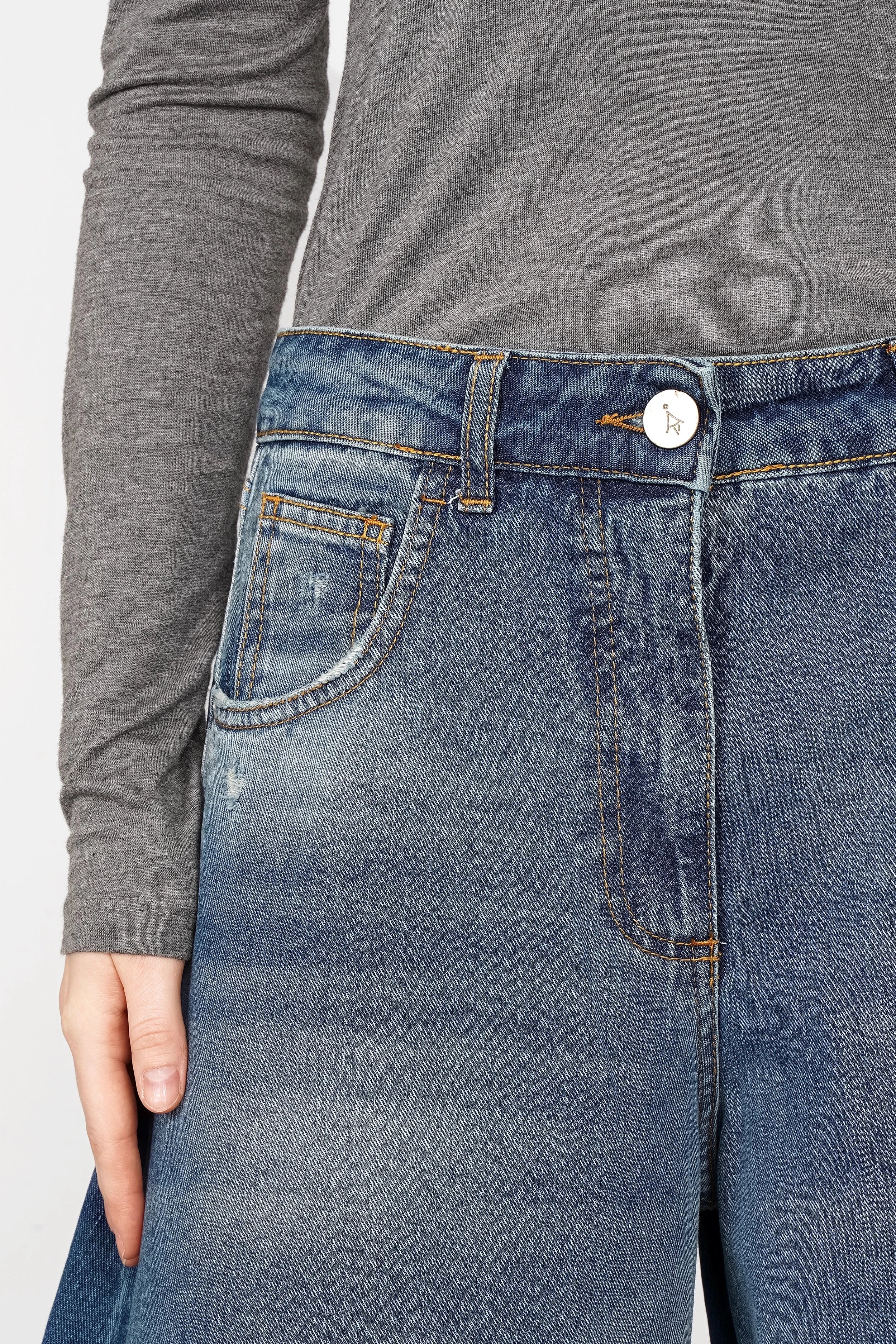 High-waist Weite Barrel Jeans in faded denim with raw-cut hem and relaxed fit