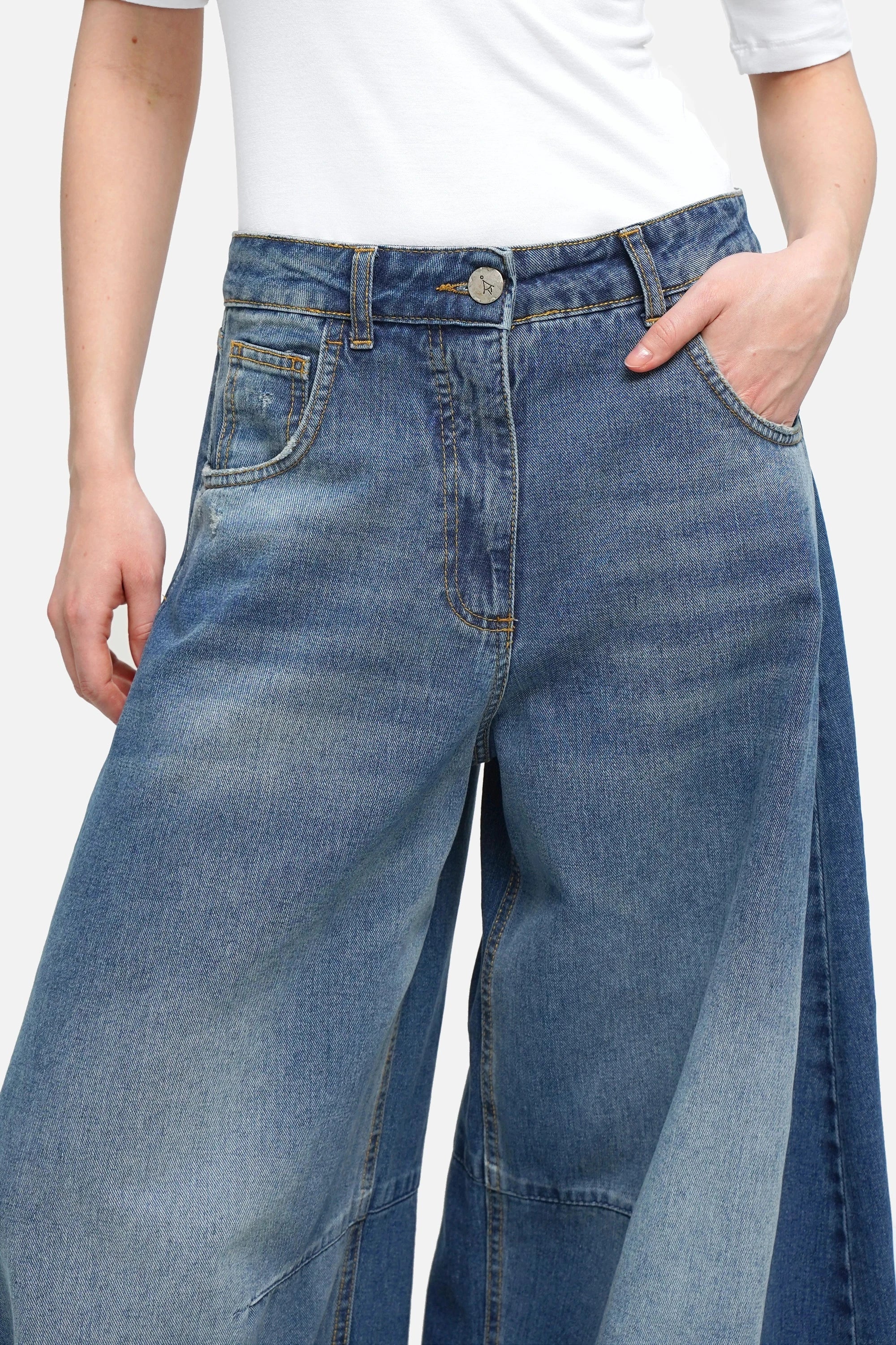 Weite Barrel Jeans mit Raw-Cut Saum, Destroyed-Details und relaxed Fit in hochwertigem Denim
