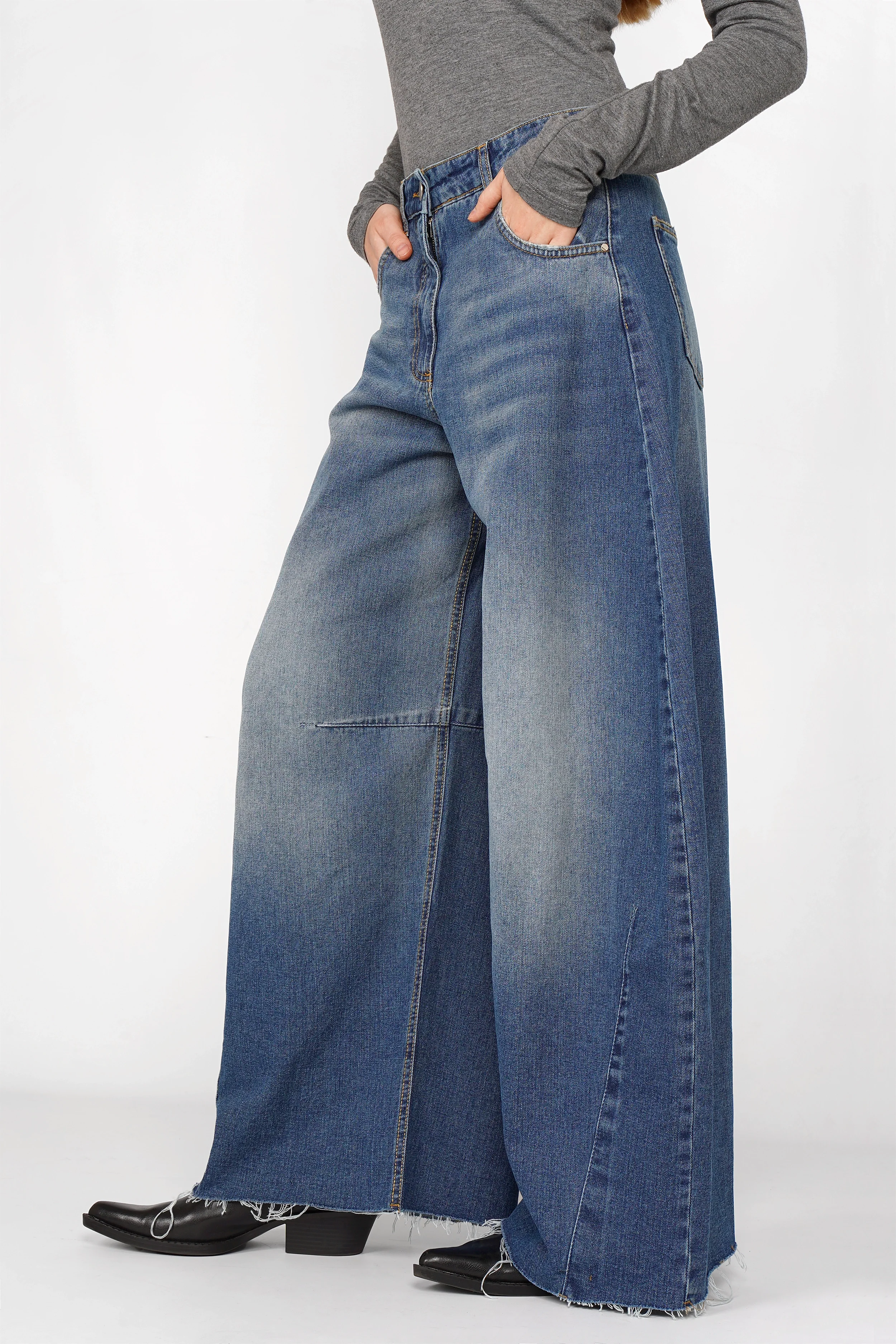 High-waist blue weite barrel jeans with relaxed fit and raw-cut hem