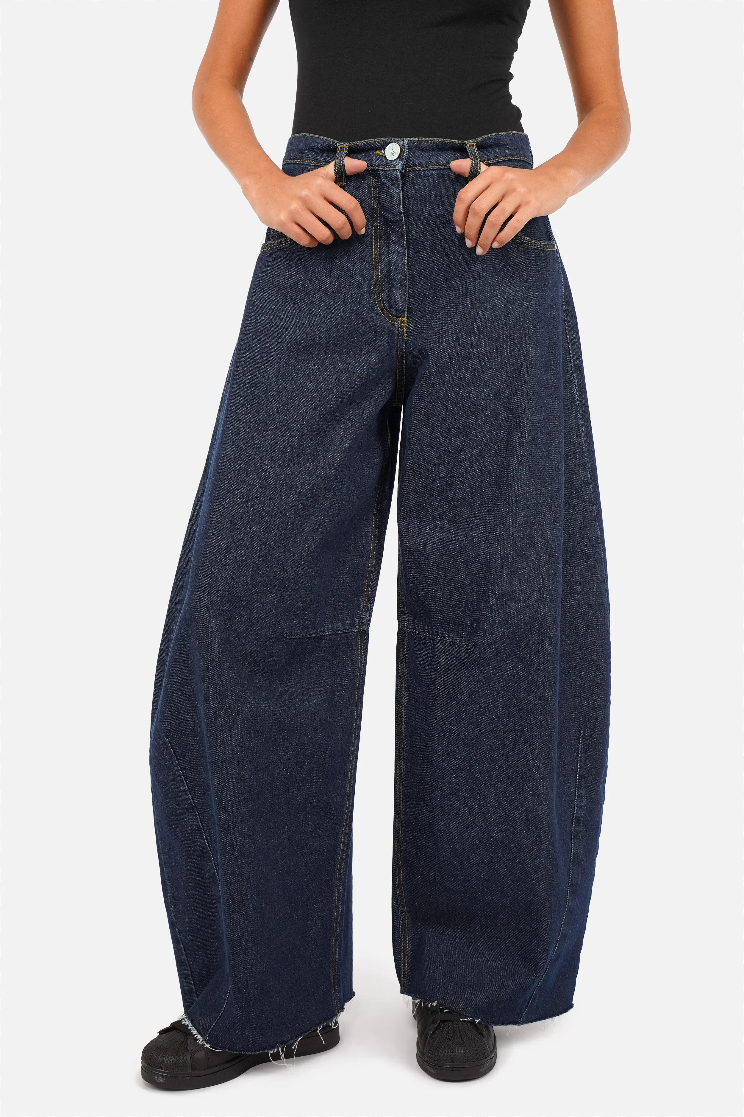 LANEA Weite Barrel Jeans aus italienischem Denim mit dunkler Ink-Waschung und Raw-Cut-Saum
